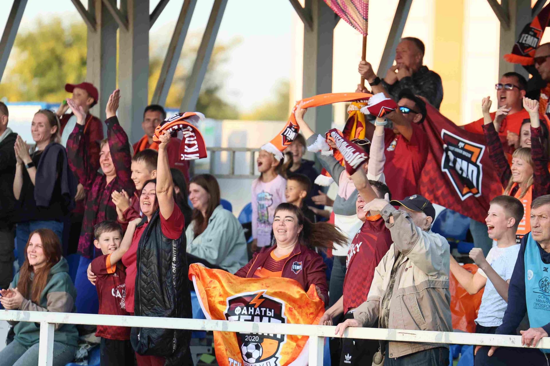 «Полимер» 2:2 «Темп». Третья лига. 05.09.2025. Владимир Мартынов («CX News») и Александр Чёрный («Алтайский спорт») — кадр 246