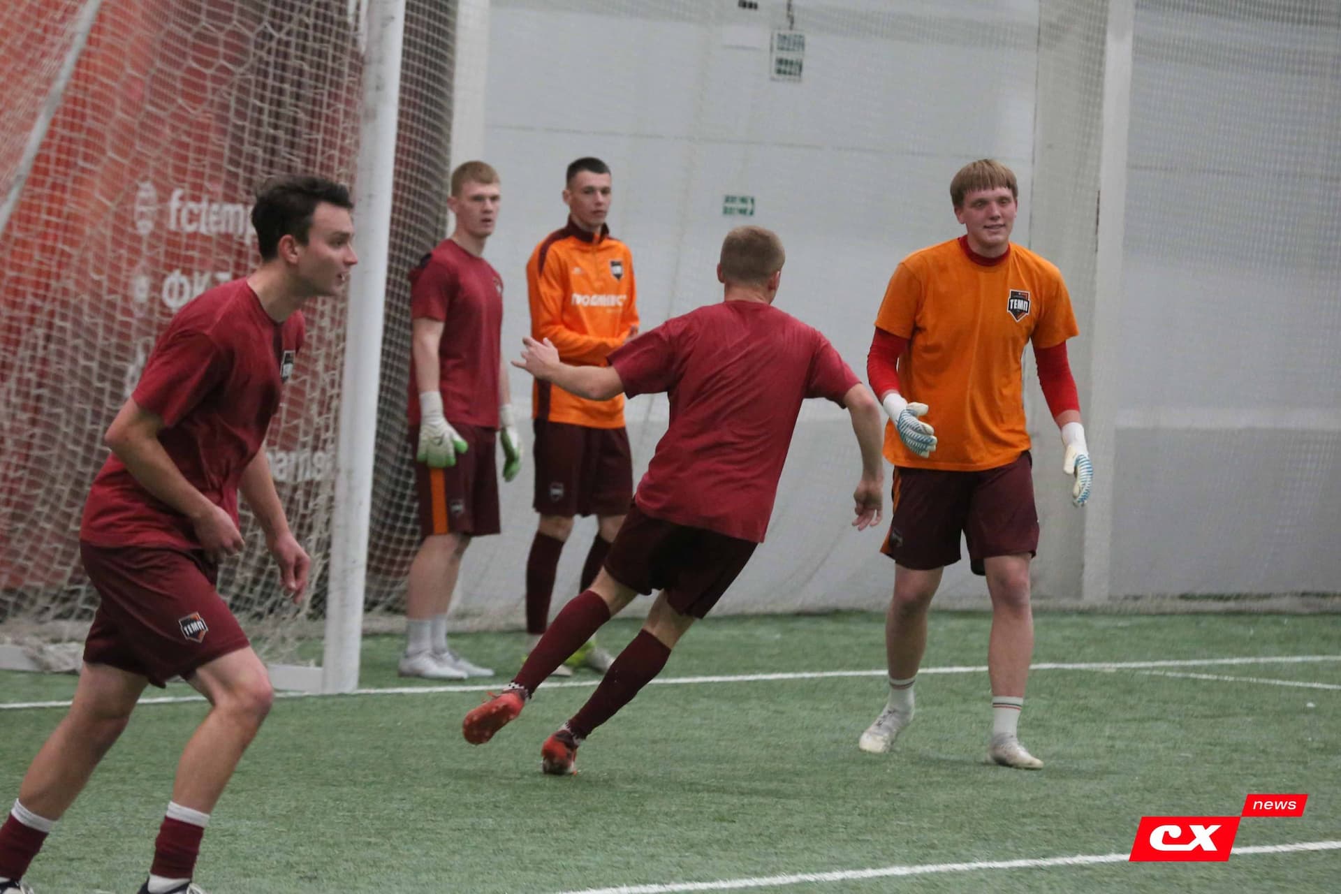 «Темп» 1:0 «Динамо-Барнаул-М». Третья лига. 05.10.2025. Александр Чёрный («Алтайский спорт»), Владимир Мартынов («CX News») — кадр 88