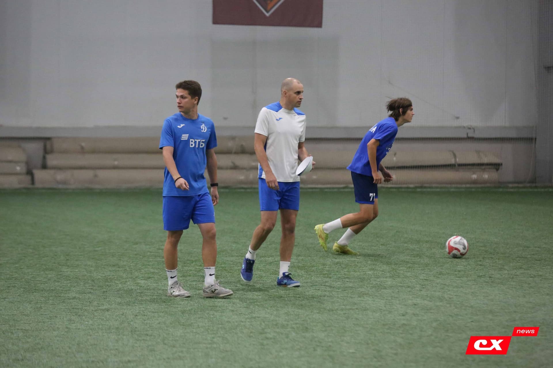 «Темп» 1:0 «Динамо-Барнаул-М». Третья лига. 05.10.2025. Александр Чёрный («Алтайский спорт»), Владимир Мартынов («CX News») — кадр 105