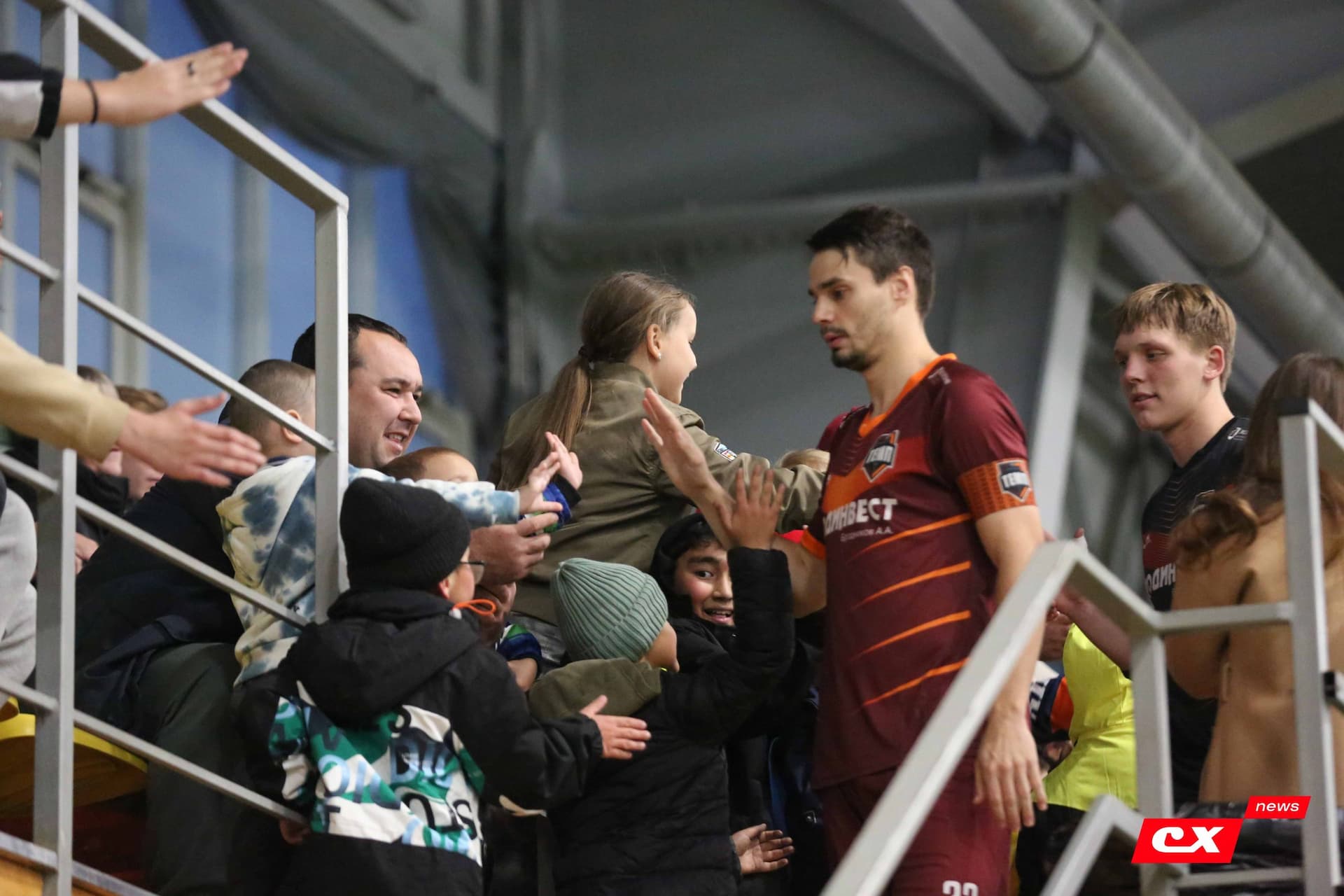 «Темп» 1:0 «Динамо-Барнаул-М». Третья лига. 05.10.2025. Александр Чёрный («Алтайский спорт»), Владимир Мартынов («CX News») — кадр 125