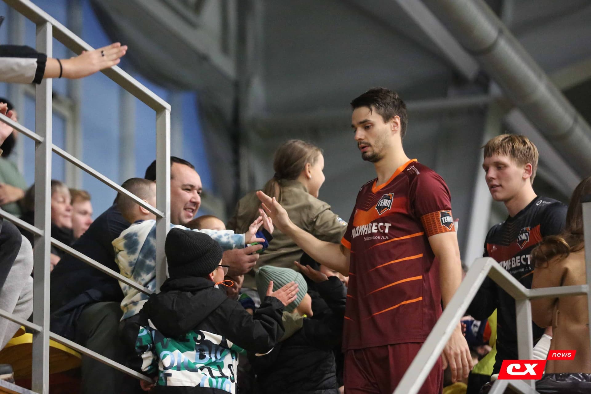 «Темп» 1:0 «Динамо-Барнаул-М». Третья лига. 05.10.2025. Александр Чёрный («Алтайский спорт»), Владимир Мартынов («CX News») — кадр 126