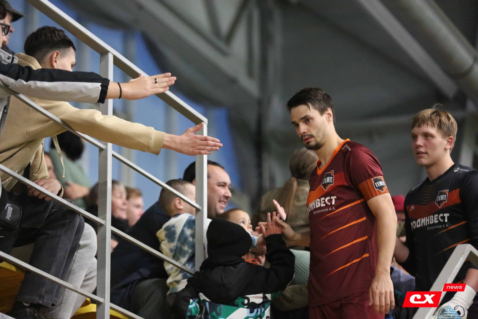 «Темп» 1:0 «Динамо-Барнаул-М». Третья лига. 05.10.2025. Александр Чёрный («Алтайский спорт»), Владимир Мартынов («CX News») — кадр 127