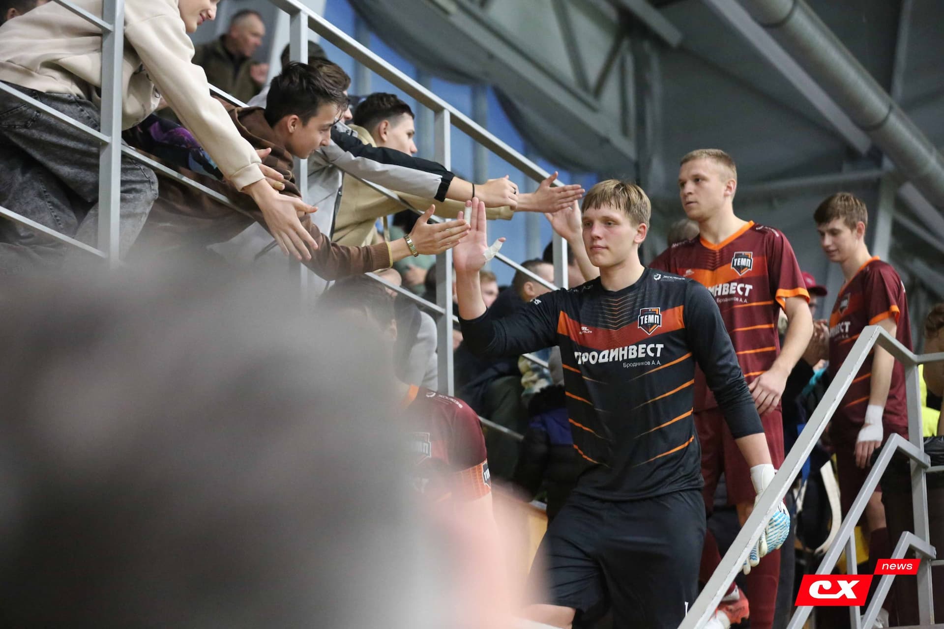 «Темп» 1:0 «Динамо-Барнаул-М». Третья лига. 05.10.2025. Александр Чёрный («Алтайский спорт»), Владимир Мартынов («CX News») — кадр 130