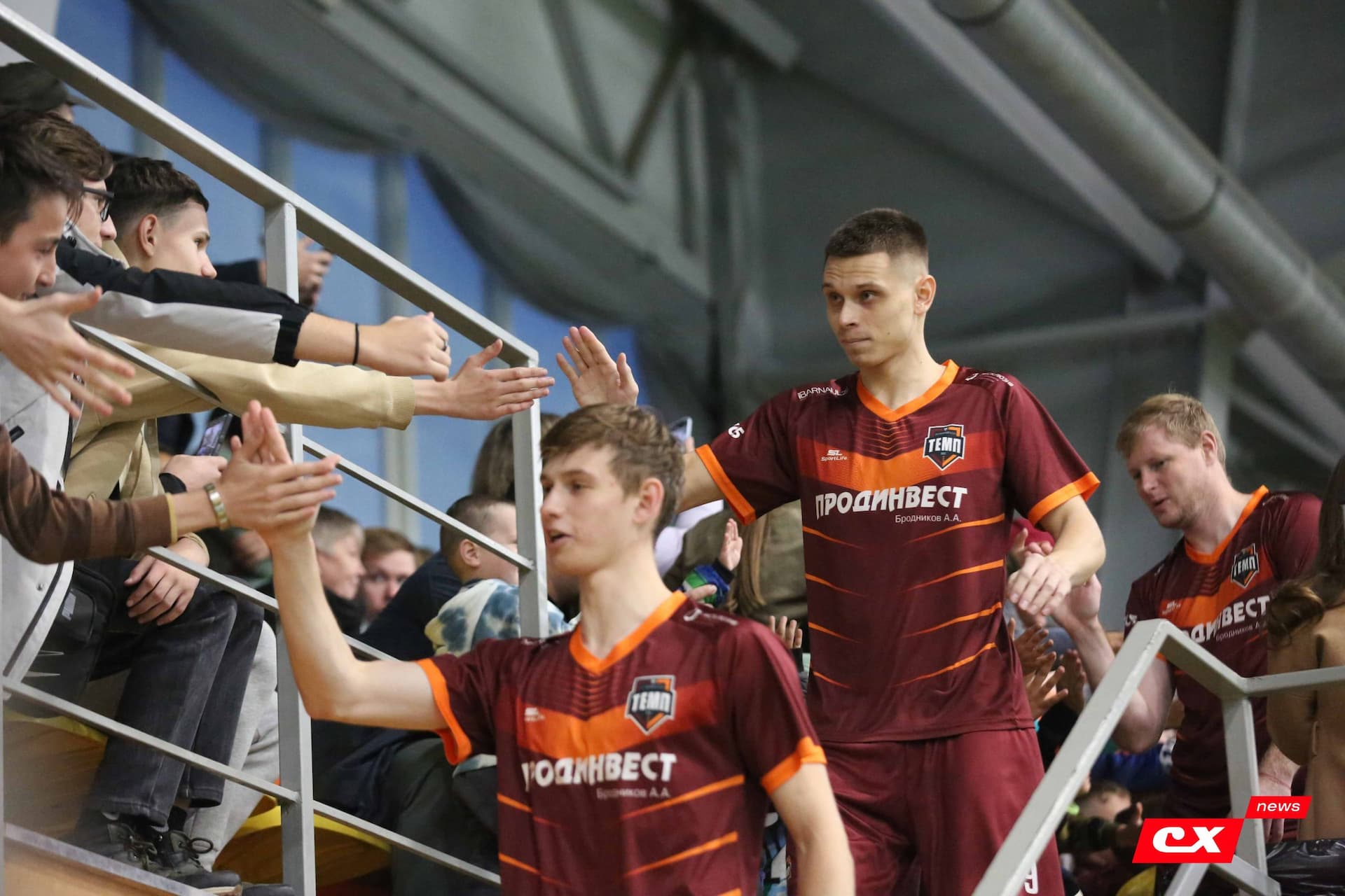 «Темп» 1:0 «Динамо-Барнаул-М». Третья лига. 05.10.2025. Александр Чёрный («Алтайский спорт»), Владимир Мартынов («CX News») — кадр 135