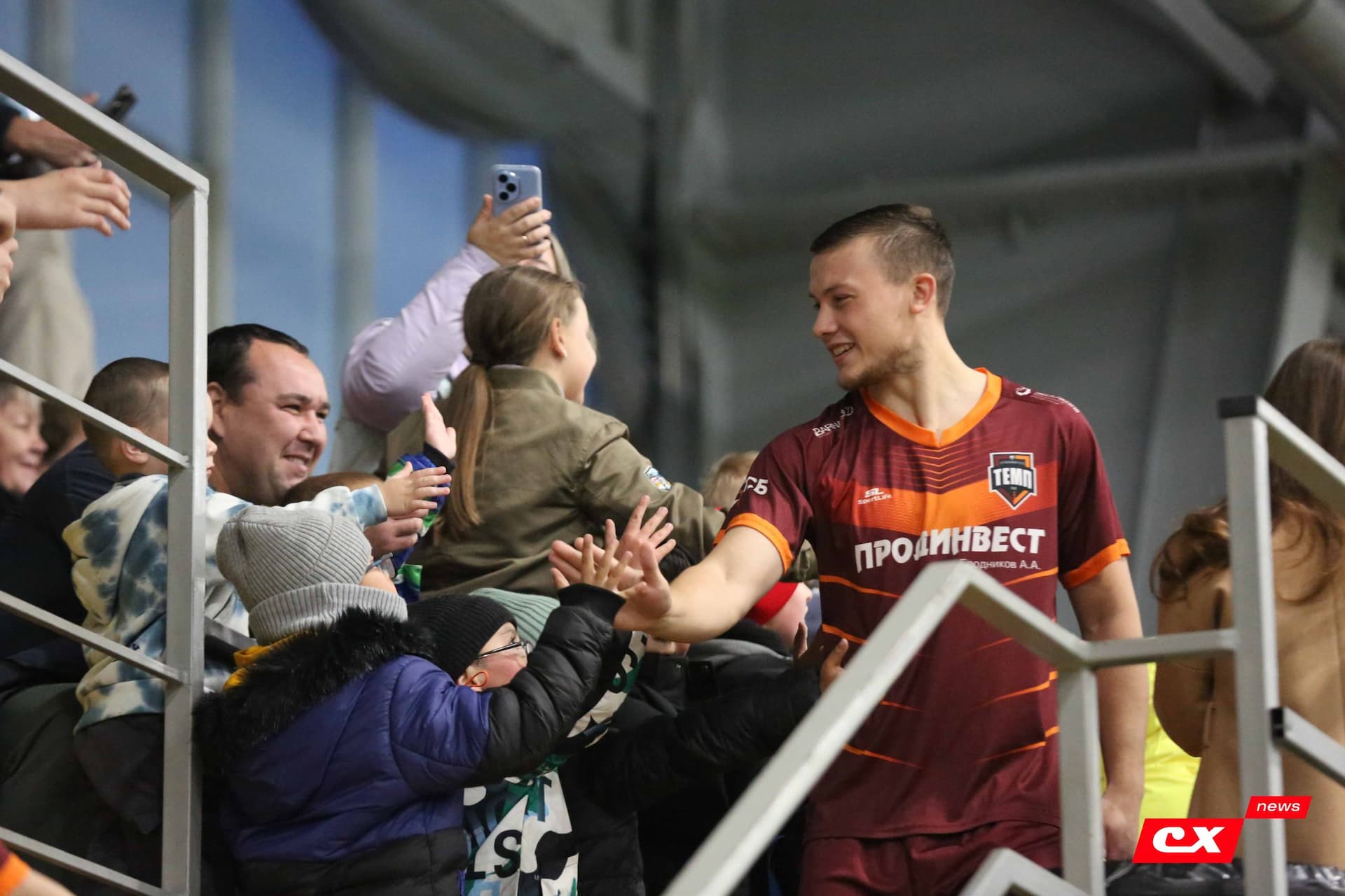 «Темп» 1:0 «Динамо-Барнаул-М». Третья лига. 05.10.2025. Александр Чёрный («Алтайский спорт»), Владимир Мартынов («CX News») — кадр 144