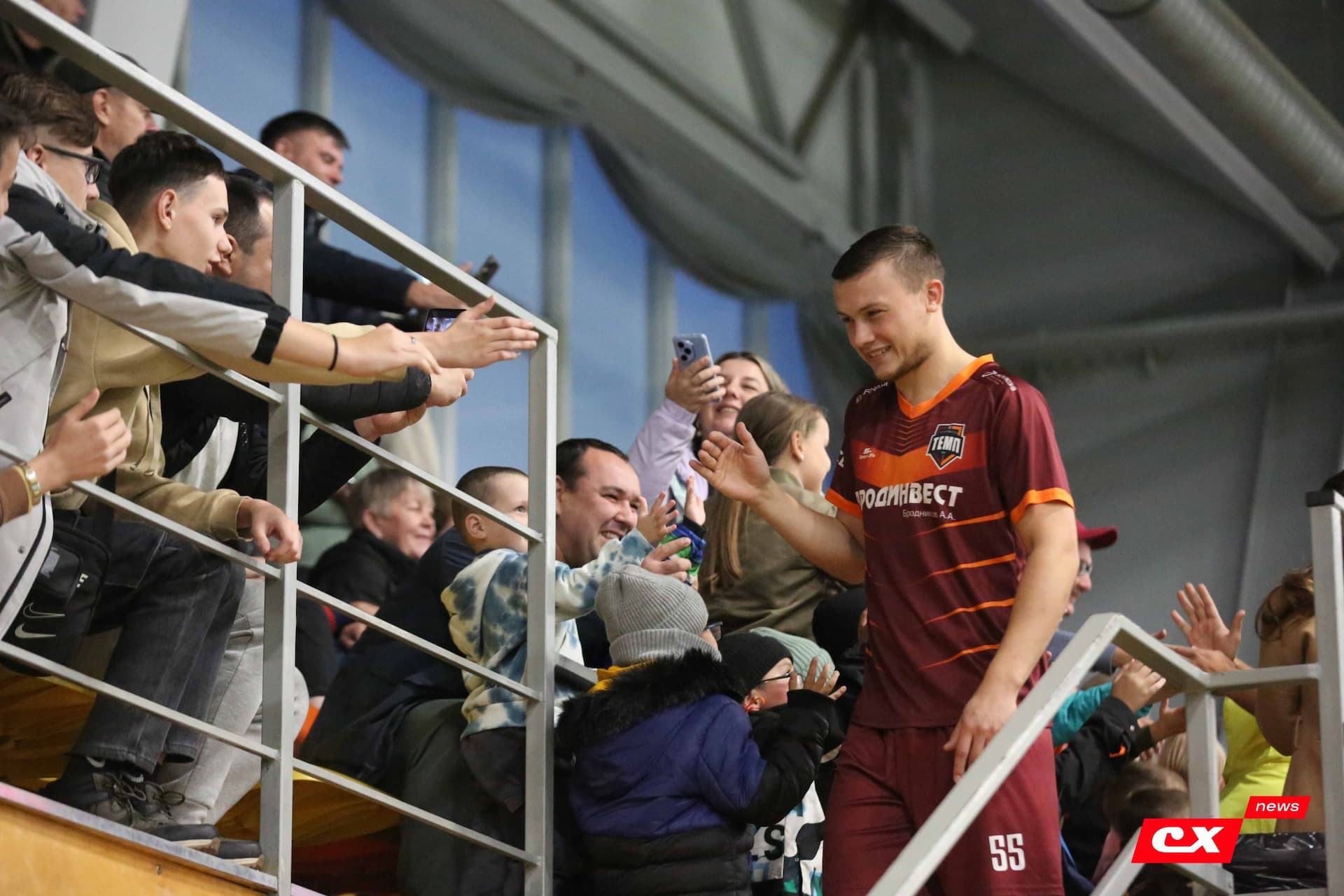 «Темп» 1:0 «Динамо-Барнаул-М». Третья лига. 05.10.2025. Александр Чёрный («Алтайский спорт»), Владимир Мартынов («CX News») — кадр 146