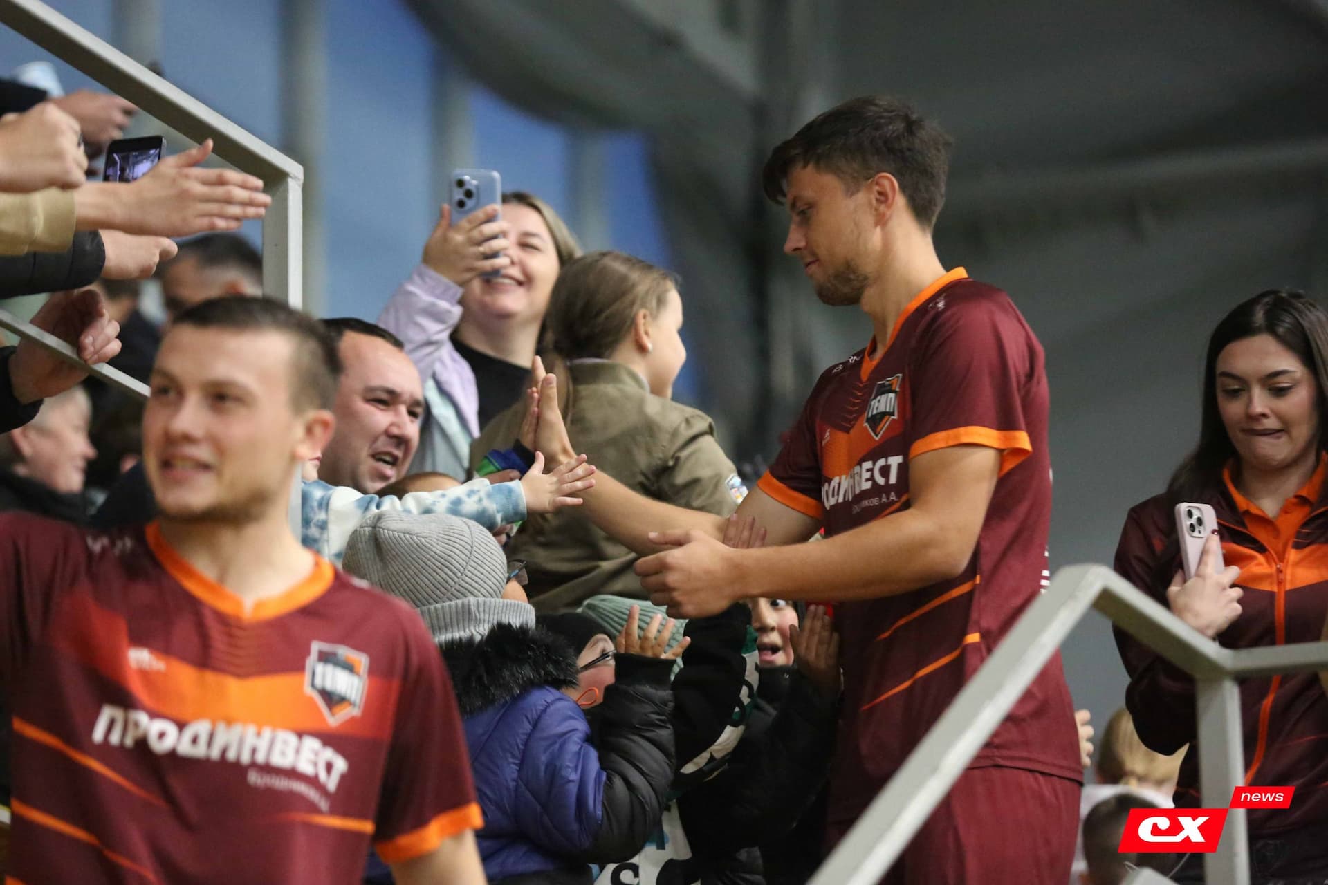 «Темп» 1:0 «Динамо-Барнаул-М». Третья лига. 05.10.2025. Александр Чёрный («Алтайский спорт»), Владимир Мартынов («CX News») — кадр 150