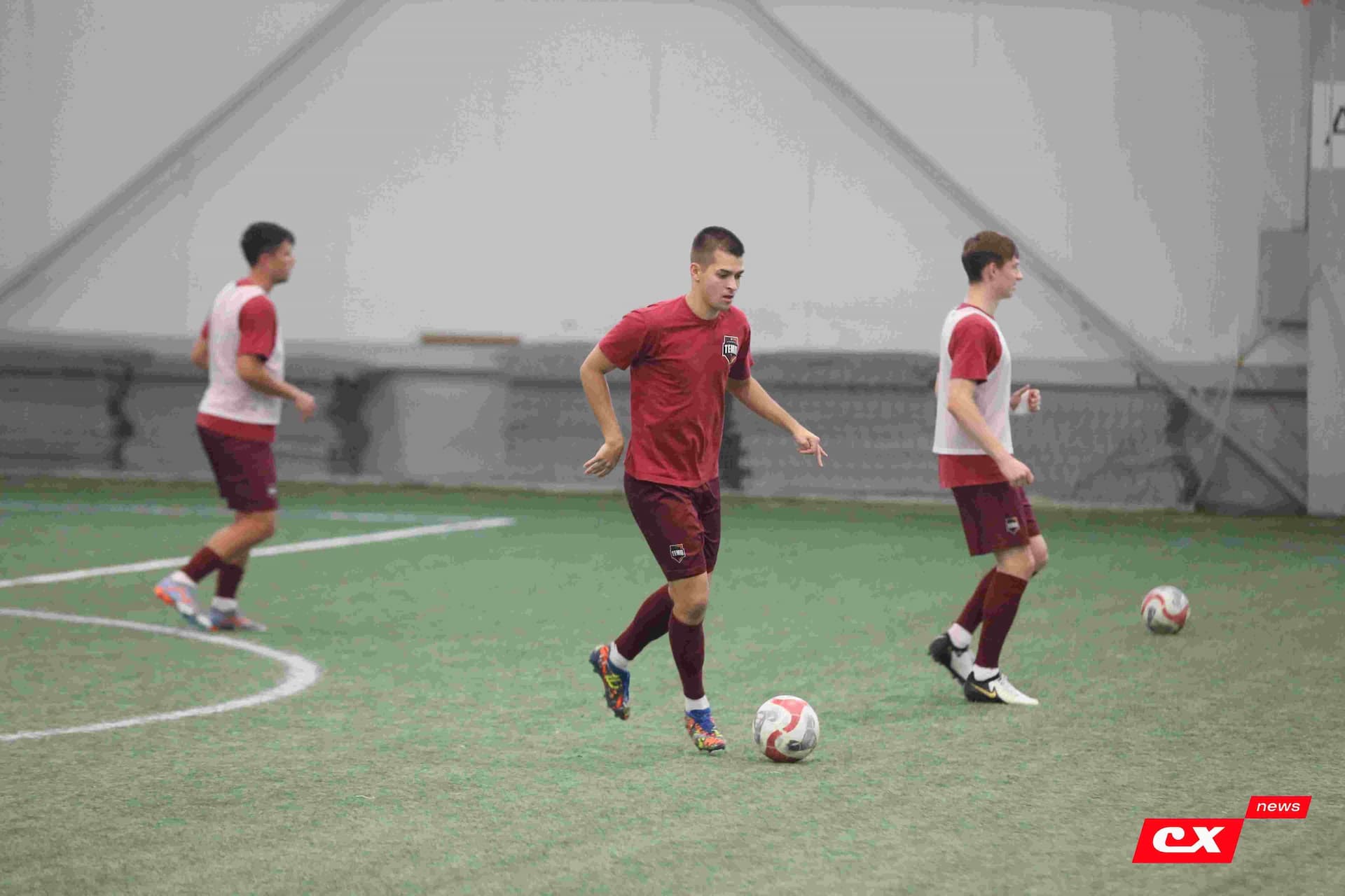 «Темп» 1:1 «КДВ». Третья лига. 26.09.2025. Владимир Мартынов («CX News») и Александр Чёрный («Алтайский спорт») — кадр 100