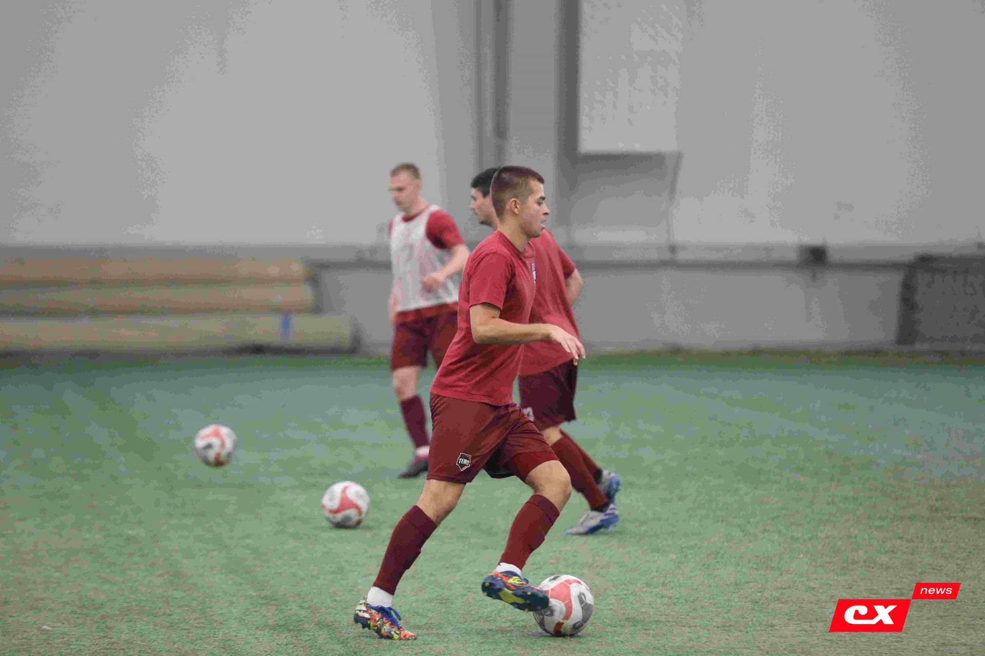 «Темп» 1:1 «КДВ». Третья лига. 26.09.2025. Владимир Мартынов («CX News») и Александр Чёрный («Алтайский спорт») — кадр 102