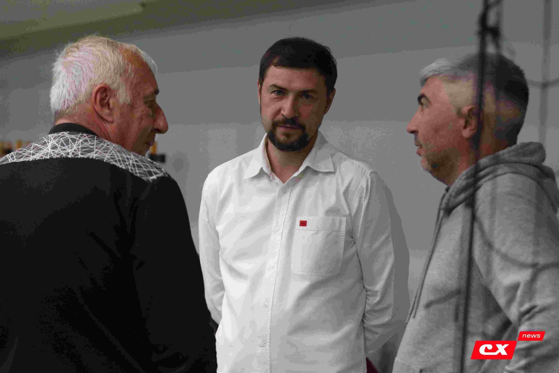 «Темп» 1:1 «КДВ». Третья лига. 26.09.2025. Владимир Мартынов («CX News») и Александр Чёрный («Алтайский спорт») — кадр 103