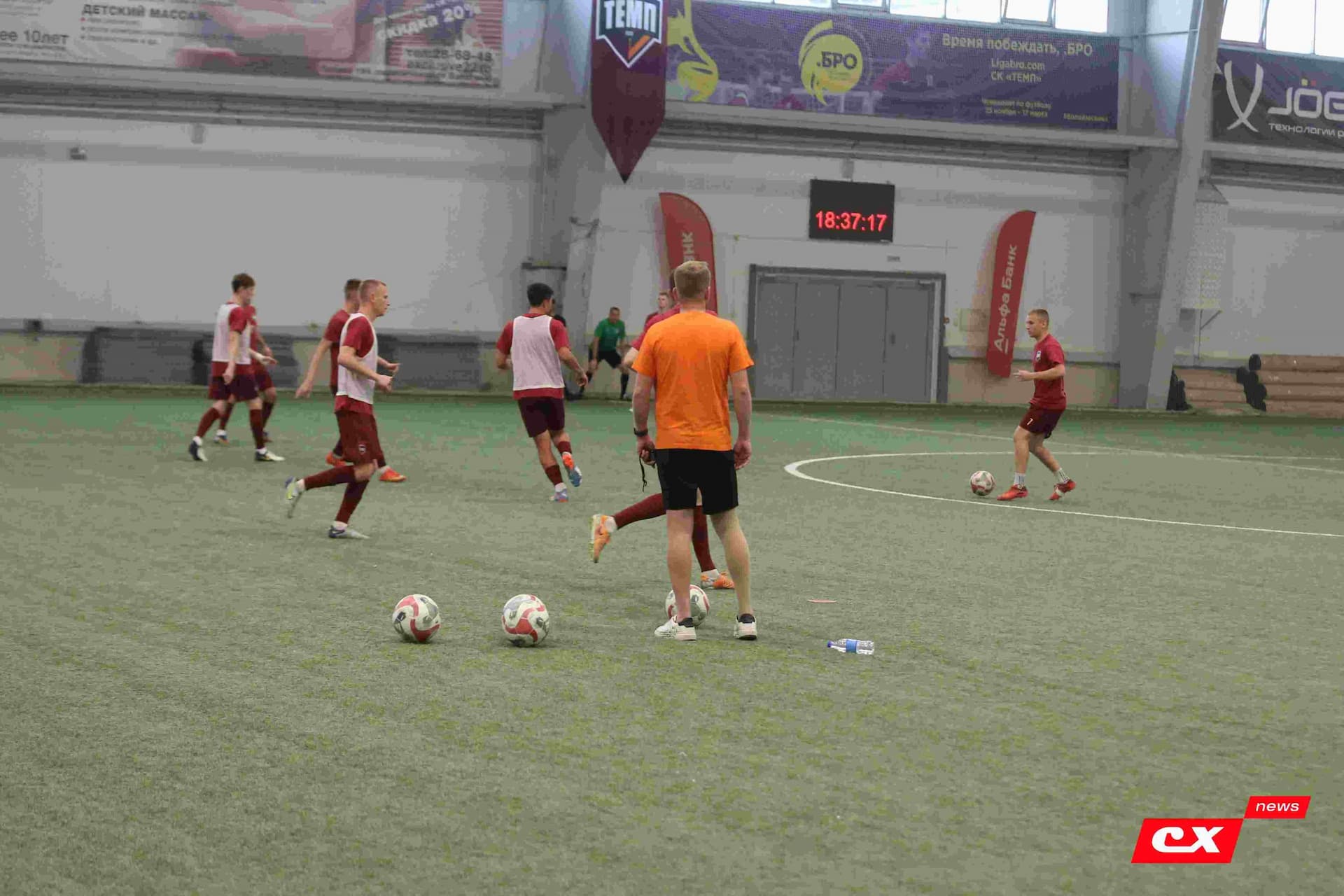 «Темп» 1:1 «КДВ». Третья лига. 26.09.2025. Владимир Мартынов («CX News») и Александр Чёрный («Алтайский спорт») — кадр 105