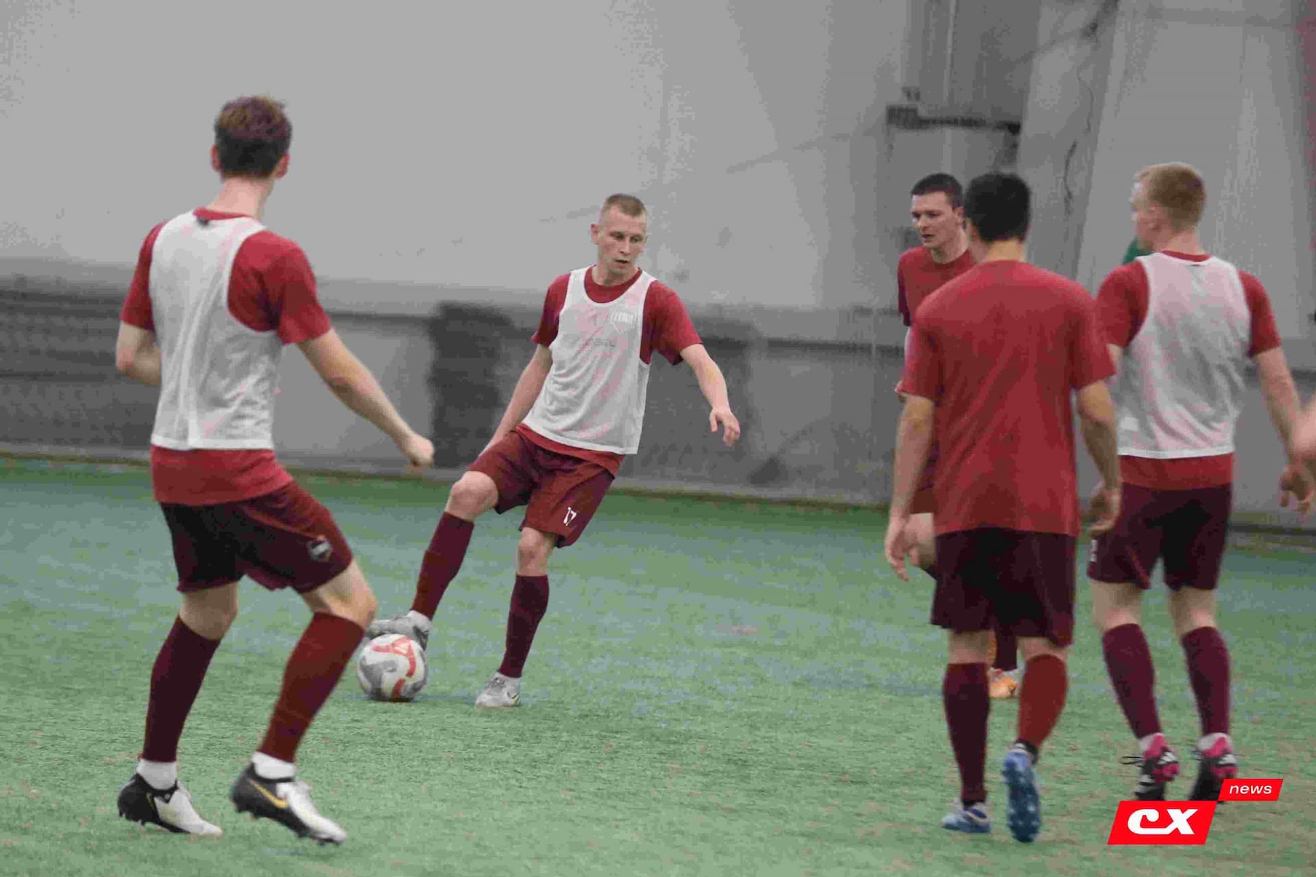 «Темп» 1:1 «КДВ». Третья лига. 26.09.2025. Владимир Мартынов («CX News») и Александр Чёрный («Алтайский спорт») — кадр 109