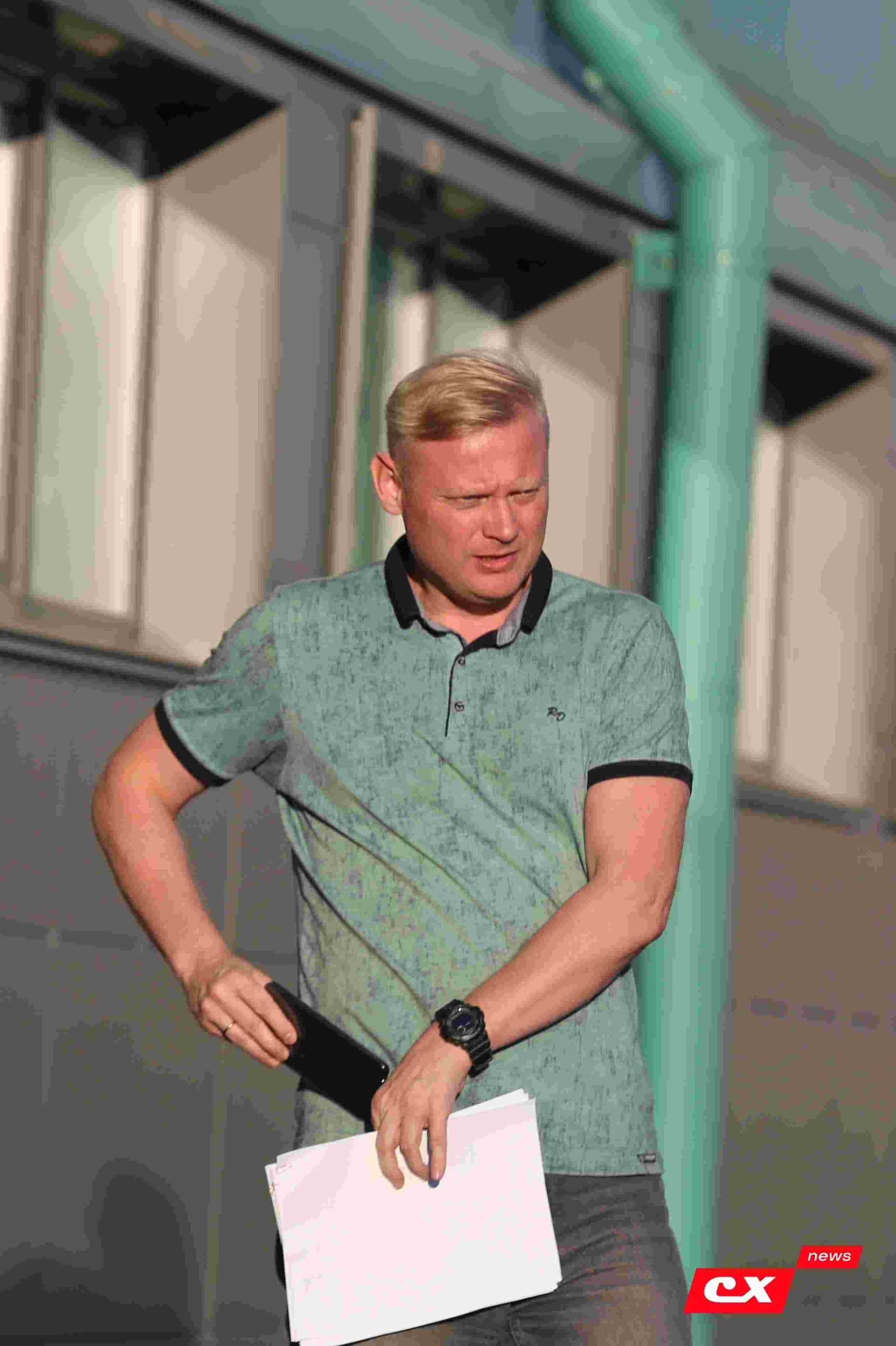 «Темп» 1:1 «КДВ». Третья лига. 26.09.2025. Владимир Мартынов («CX News») и Александр Чёрный («Алтайский спорт») — кадр 16