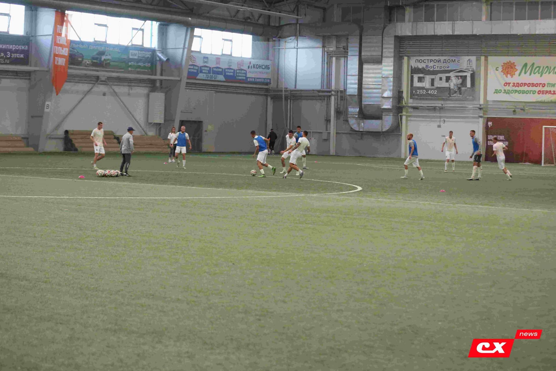 «Темп» 1:1 «КДВ». Третья лига. 26.09.2025. Владимир Мартынов («CX News») и Александр Чёрный («Алтайский спорт») — кадр 110