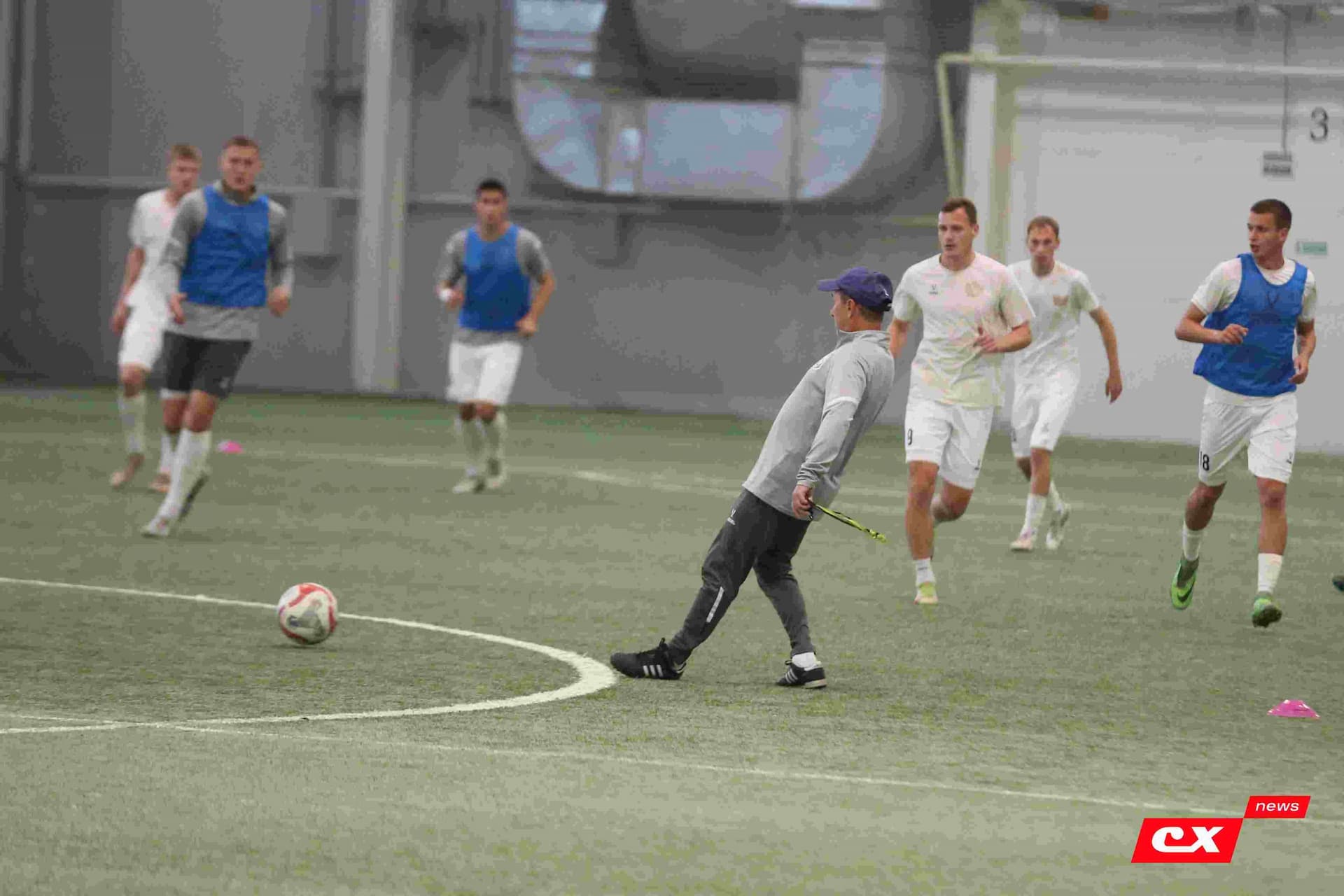 «Темп» 1:1 «КДВ». Третья лига. 26.09.2025. Владимир Мартынов («CX News») и Александр Чёрный («Алтайский спорт») — кадр 112