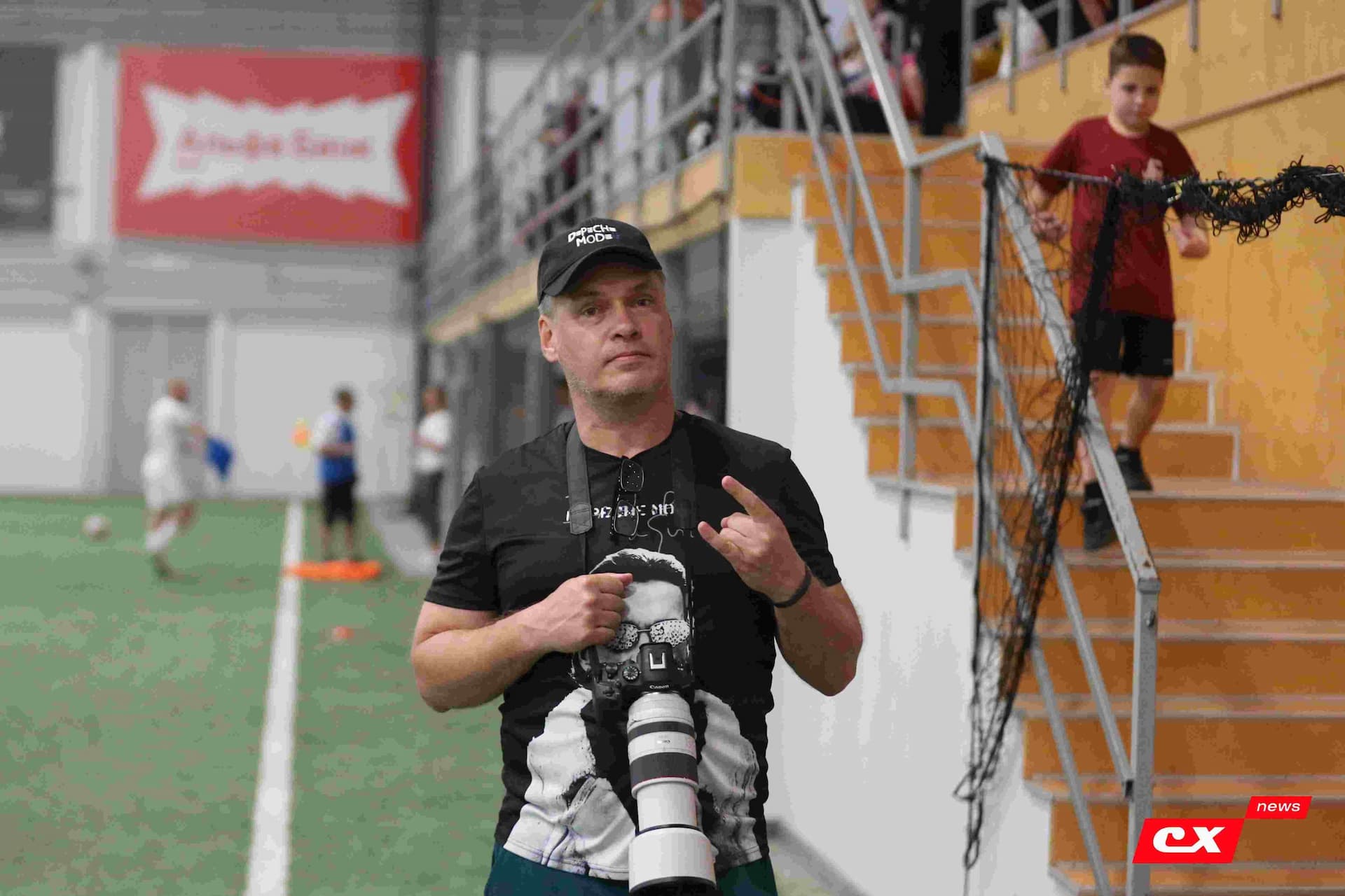 «Темп» 1:1 «КДВ». Третья лига. 26.09.2025. Владимир Мартынов («CX News») и Александр Чёрный («Алтайский спорт») — кадр 116