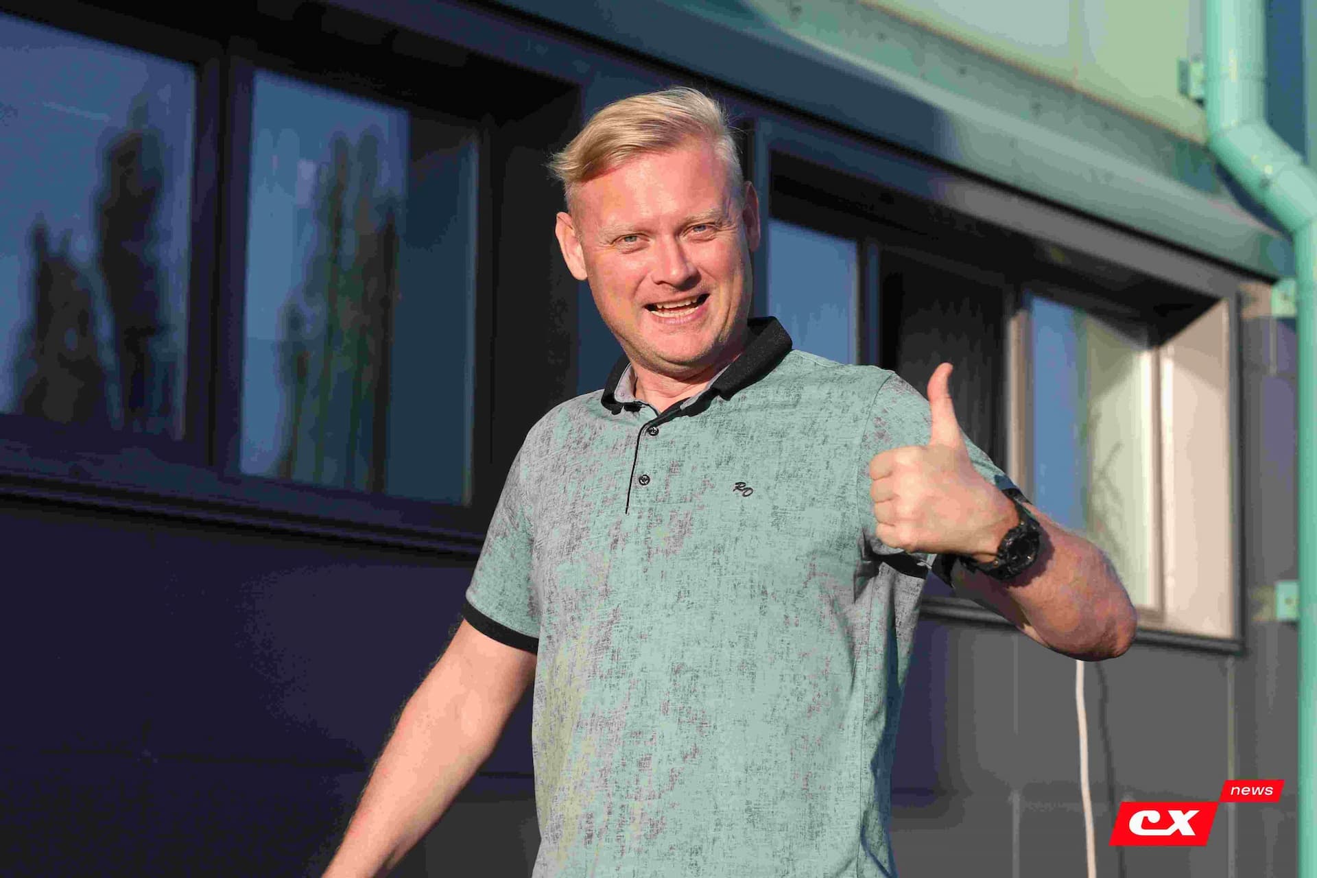 «Темп» 1:1 «КДВ». Третья лига. 26.09.2025. Владимир Мартынов («CX News») и Александр Чёрный («Алтайский спорт») — кадр 17