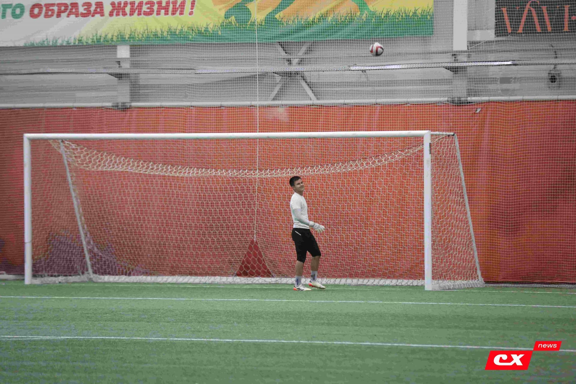 «Темп» 1:1 «КДВ». Третья лига. 26.09.2025. Владимир Мартынов («CX News») и Александр Чёрный («Алтайский спорт») — кадр 121