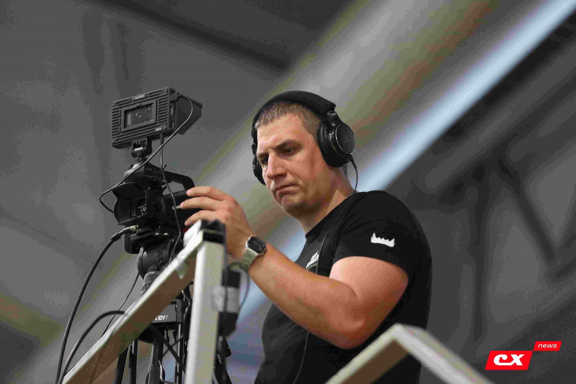 «Темп» 1:1 «КДВ». Третья лига. 26.09.2025. Владимир Мартынов («CX News») и Александр Чёрный («Алтайский спорт») — кадр 123