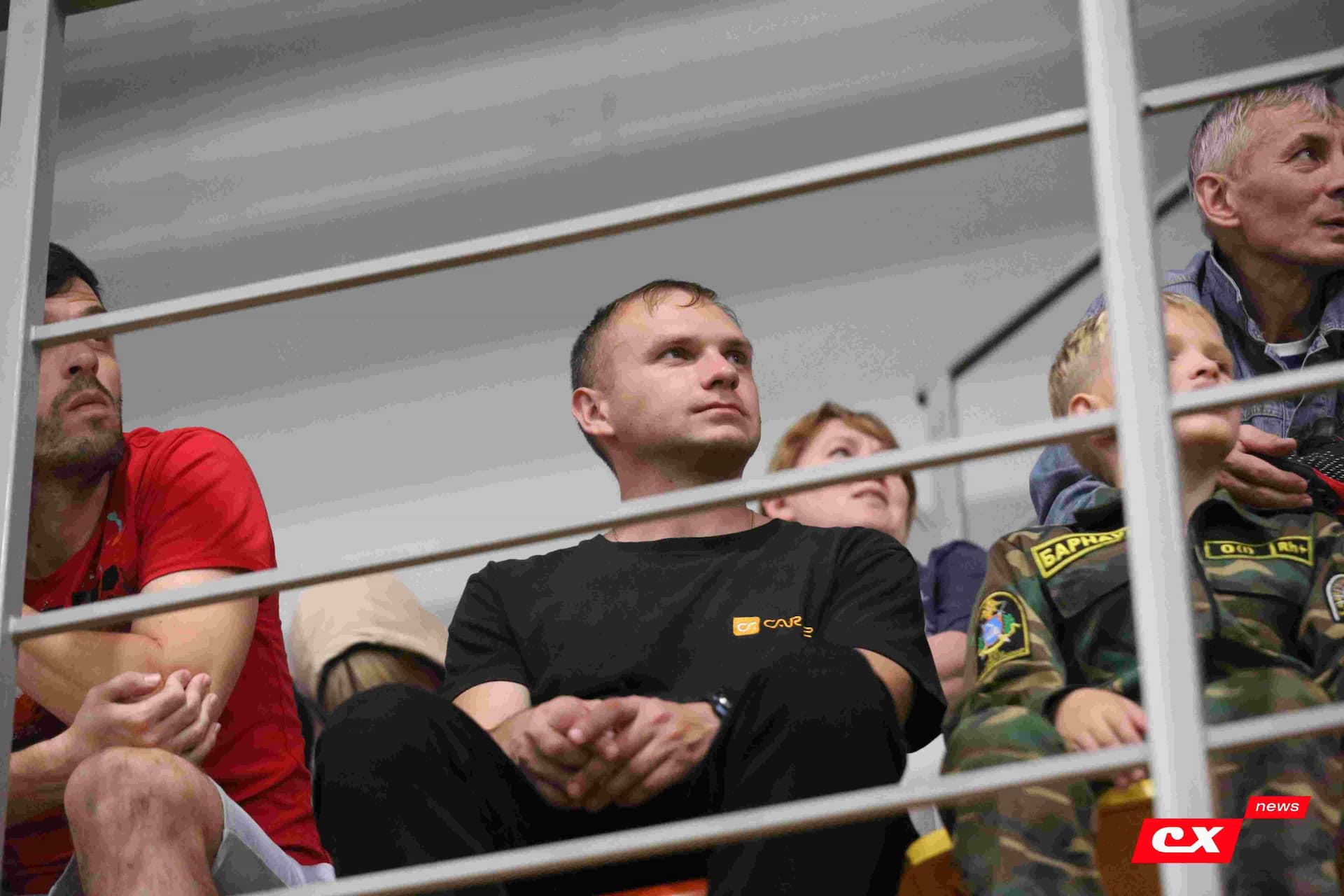 «Темп» 1:1 «КДВ». Третья лига. 26.09.2025. Владимир Мартынов («CX News») и Александр Чёрный («Алтайский спорт») — кадр 124