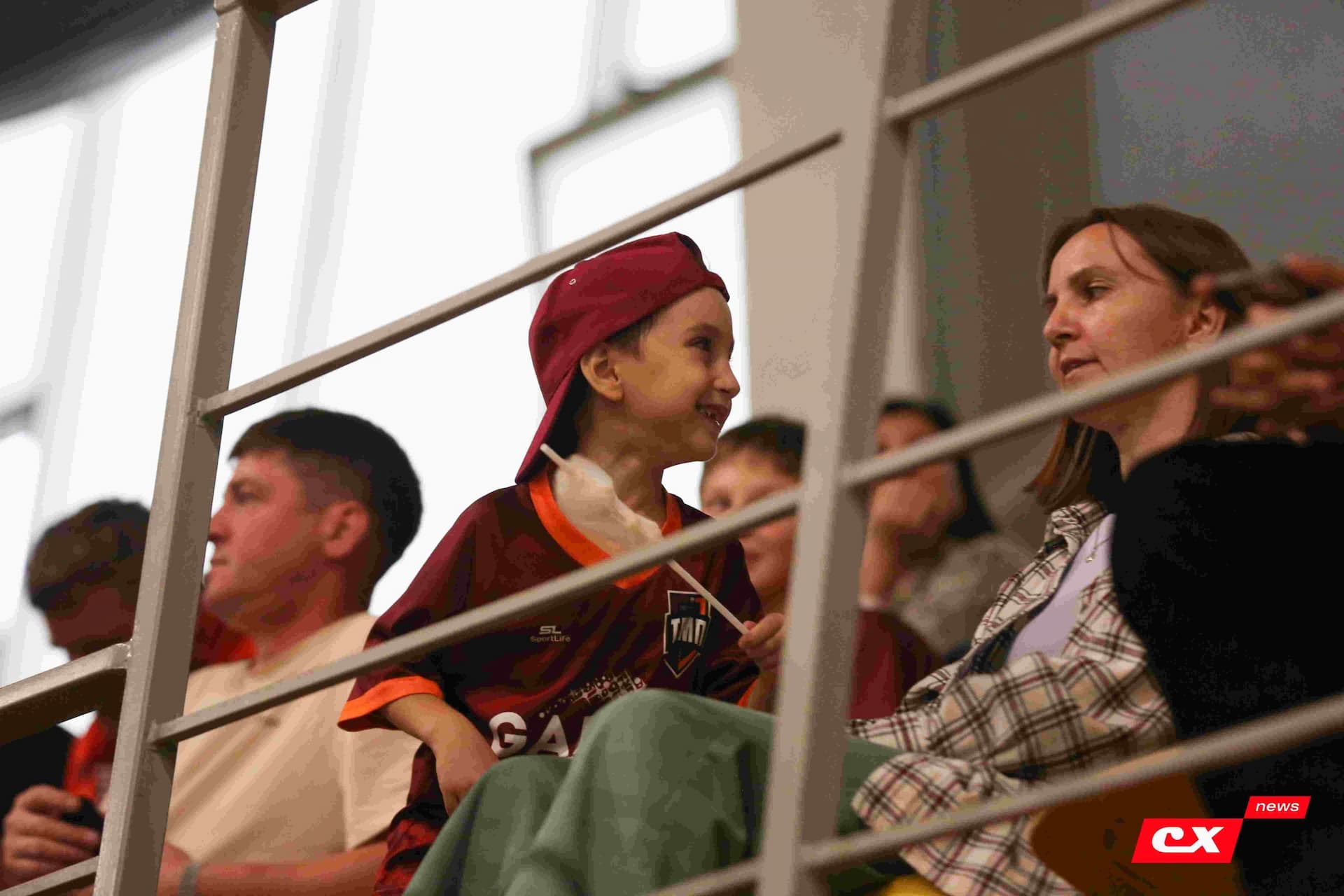 «Темп» 1:1 «КДВ». Третья лига. 26.09.2025. Владимир Мартынов («CX News») и Александр Чёрный («Алтайский спорт») — кадр 127