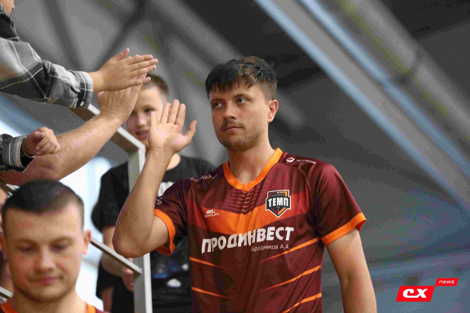 «Темп» 1:1 «КДВ». Третья лига. 26.09.2025. Владимир Мартынов («CX News») и Александр Чёрный («Алтайский спорт») — кадр 133