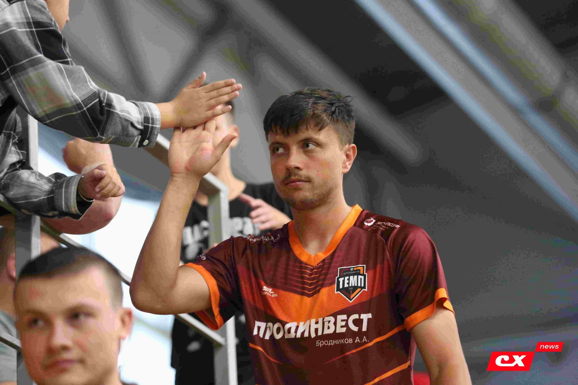 «Темп» 1:1 «КДВ». Третья лига. 26.09.2025. Владимир Мартынов («CX News») и Александр Чёрный («Алтайский спорт») — кадр 134