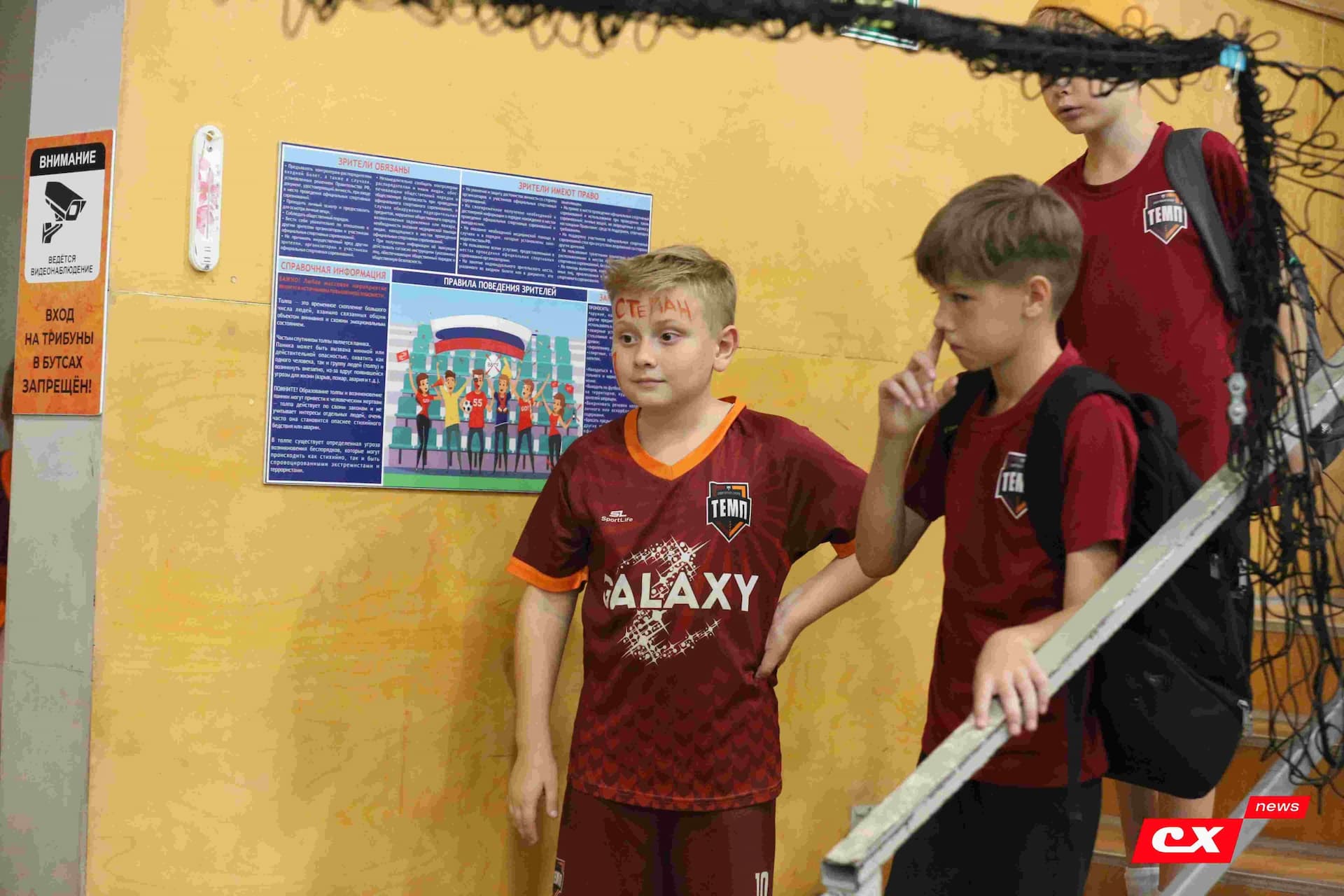 «Темп» 1:1 «КДВ». Третья лига. 26.09.2025. Владимир Мартынов («CX News») и Александр Чёрный («Алтайский спорт») — кадр 137