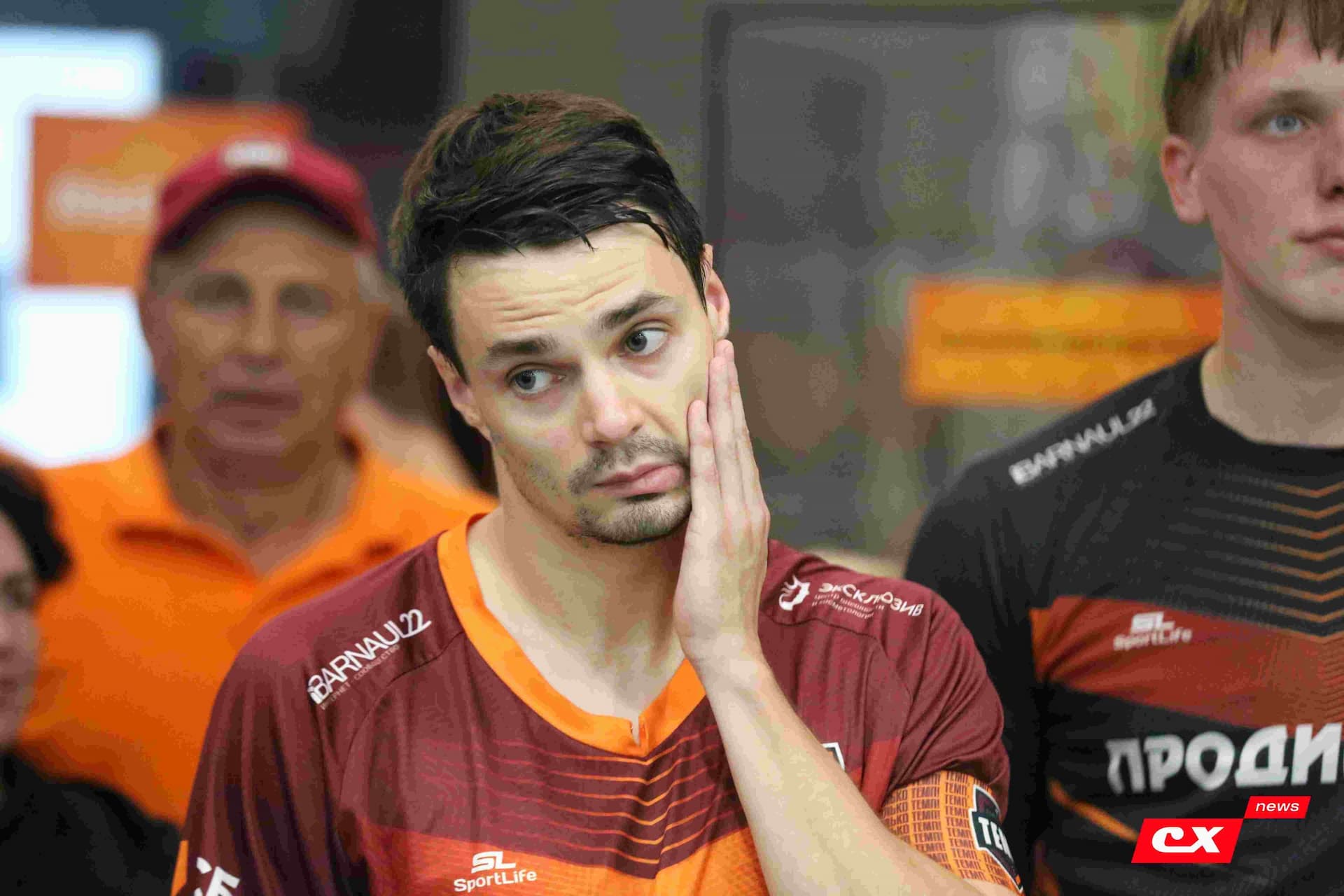 «Темп» 1:1 «КДВ». Третья лига. 26.09.2025. Владимир Мартынов («CX News») и Александр Чёрный («Алтайский спорт») — кадр 138