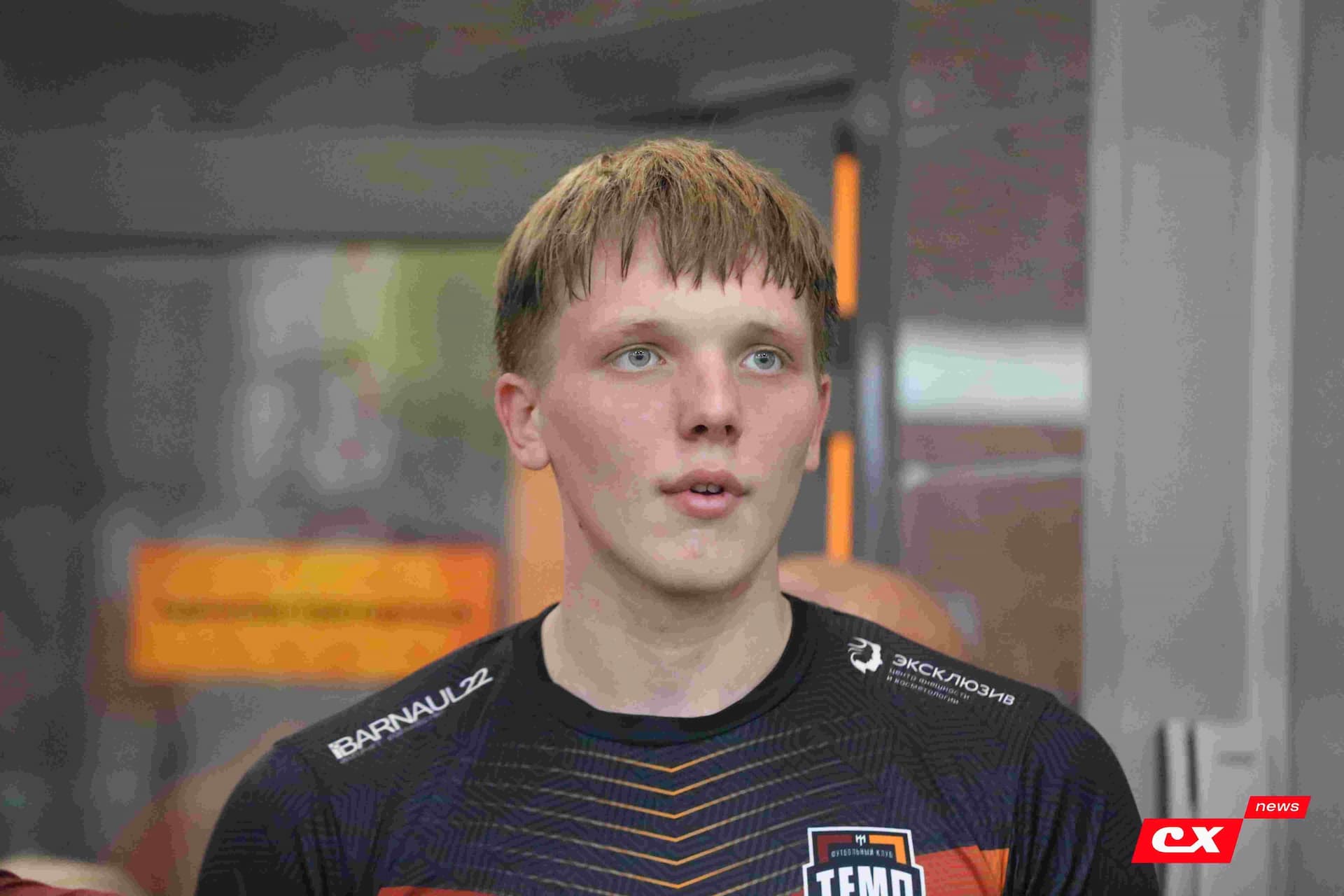 «Темп» 1:1 «КДВ». Третья лига. 26.09.2025. Владимир Мартынов («CX News») и Александр Чёрный («Алтайский спорт») — кадр 139