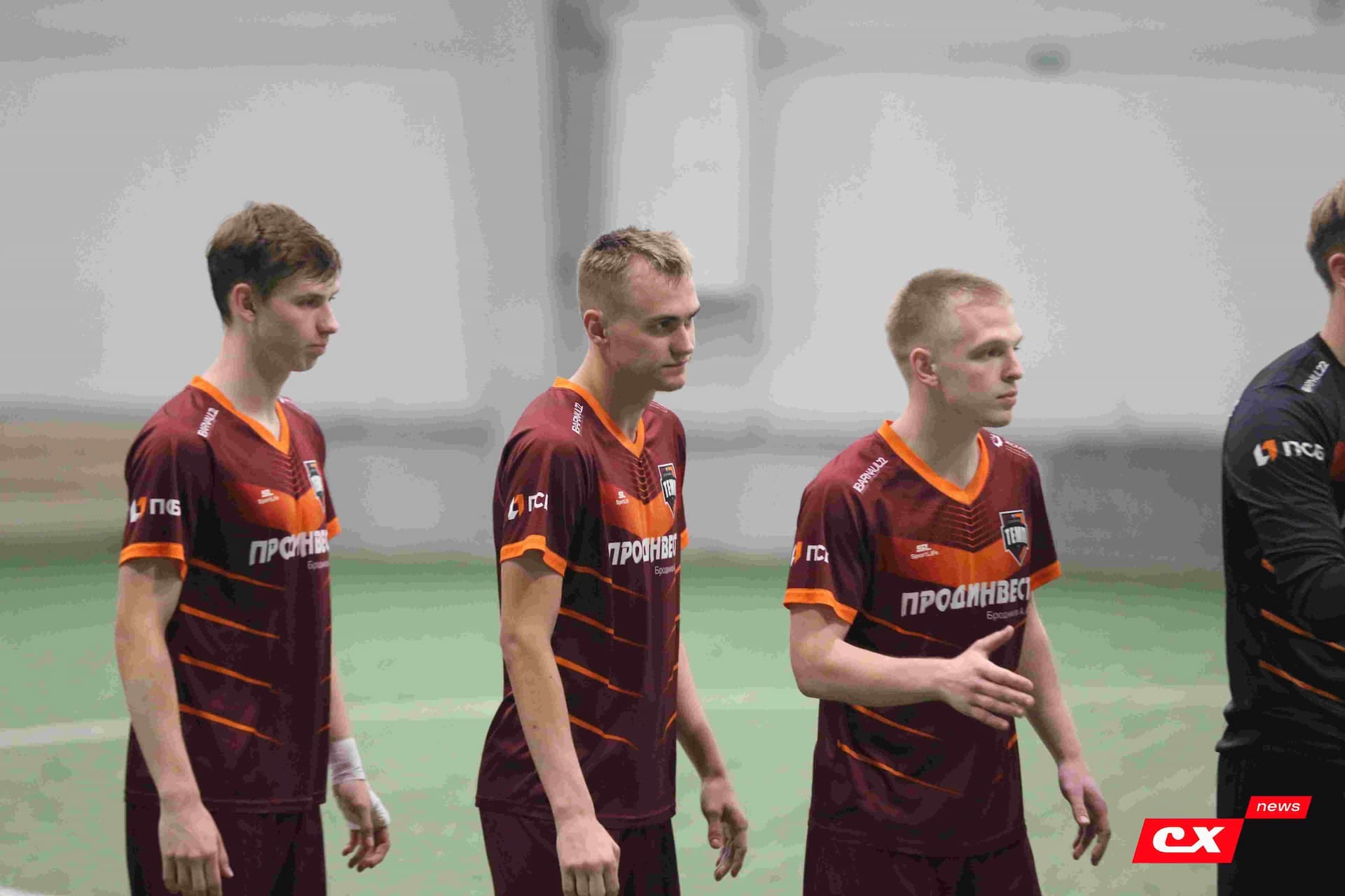 «Темп» 1:1 «КДВ». Третья лига. 26.09.2025. Владимир Мартынов («CX News») и Александр Чёрный («Алтайский спорт») — кадр 140