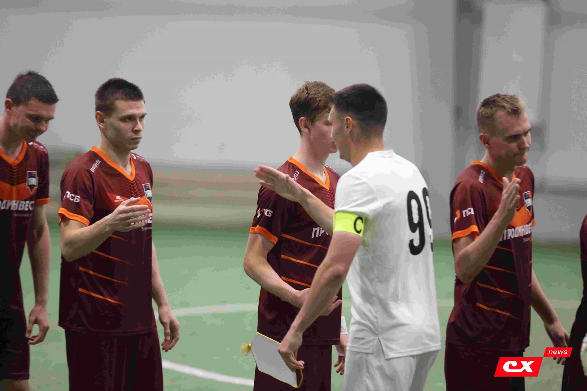 «Темп» 1:1 «КДВ». Третья лига. 26.09.2025. Владимир Мартынов («CX News») и Александр Чёрный («Алтайский спорт») — кадр 142