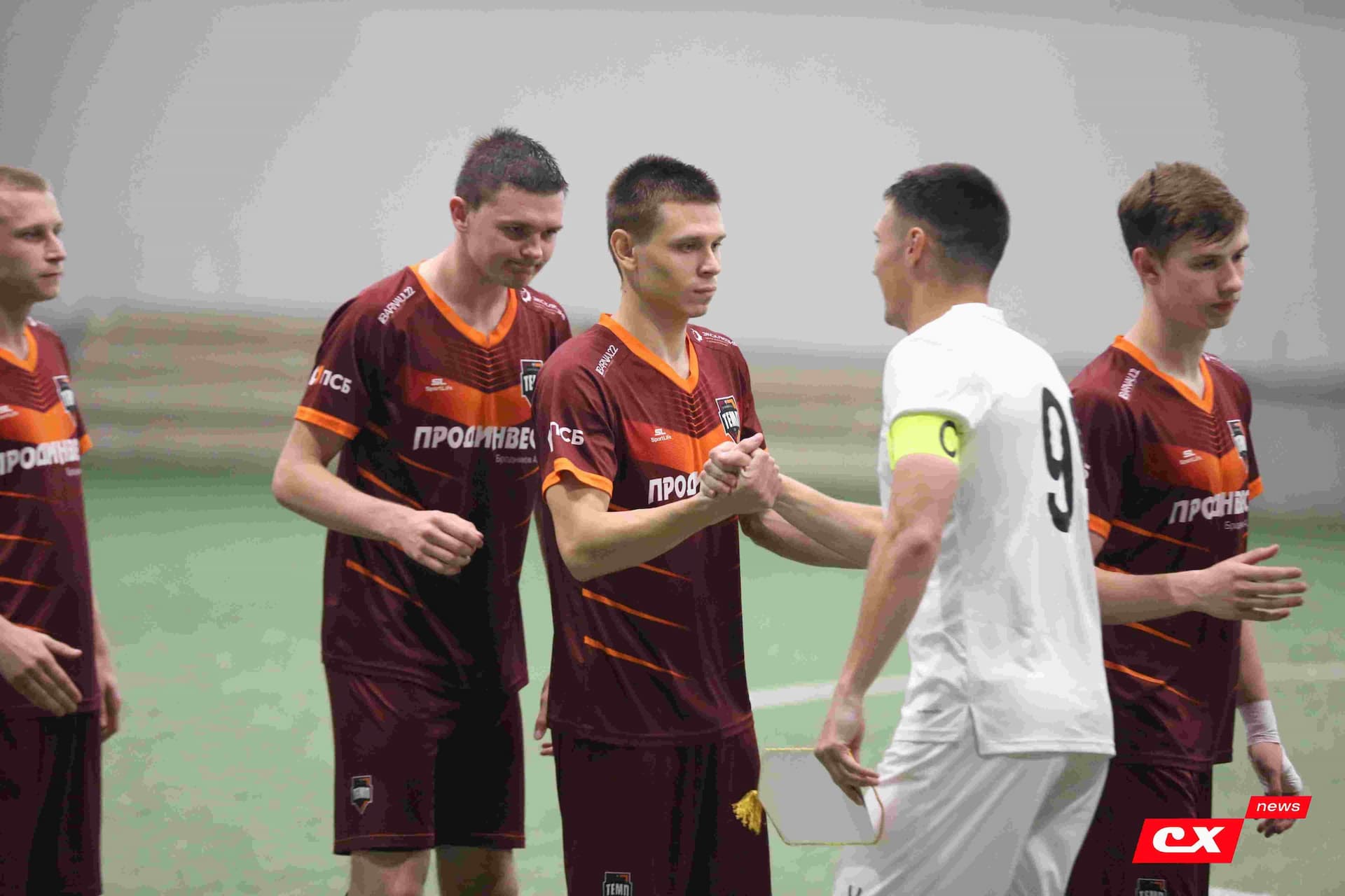 «Темп» 1:1 «КДВ». Третья лига. 26.09.2025. Владимир Мартынов («CX News») и Александр Чёрный («Алтайский спорт») — кадр 143