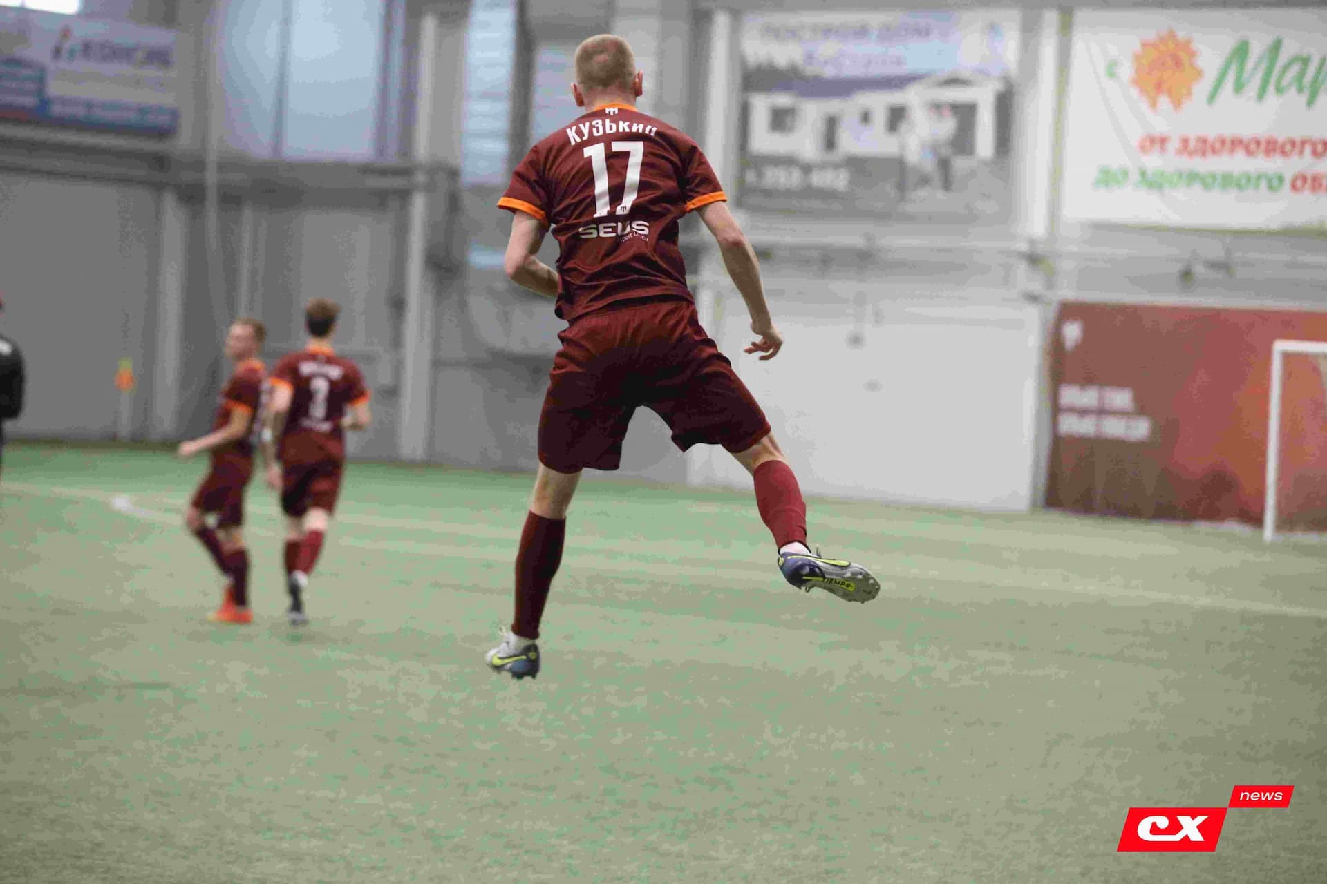 «Темп» 1:1 «КДВ». Третья лига. 26.09.2025. Владимир Мартынов («CX News») и Александр Чёрный («Алтайский спорт») — кадр 147