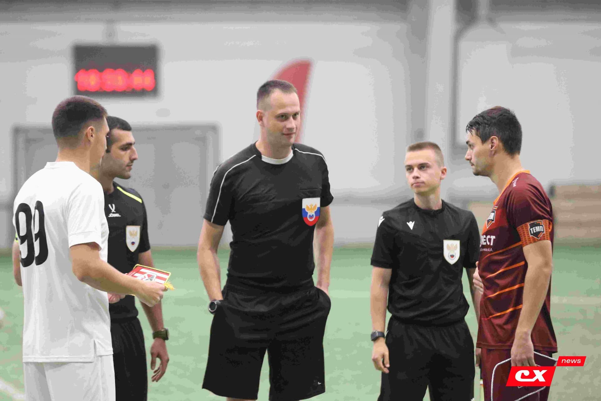 «Темп» 1:1 «КДВ». Третья лига. 26.09.2025. Владимир Мартынов («CX News») и Александр Чёрный («Алтайский спорт») — кадр 149