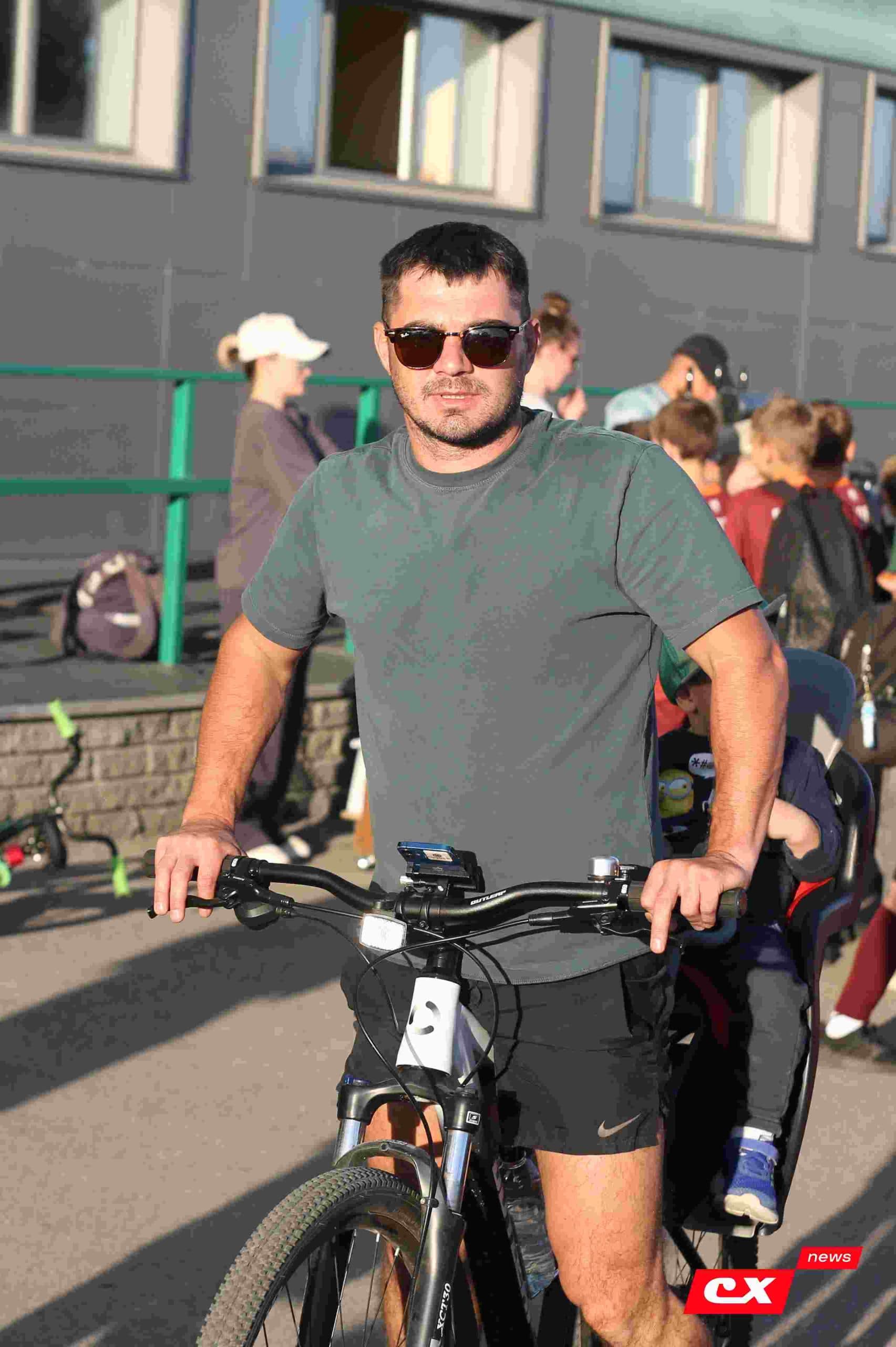 «Темп» 1:1 «КДВ». Третья лига. 26.09.2025. Владимир Мартынов («CX News») и Александр Чёрный («Алтайский спорт») — кадр 20