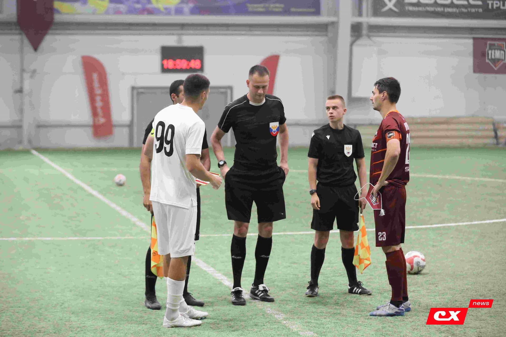 «Темп» 1:1 «КДВ». Третья лига. 26.09.2025. Владимир Мартынов («CX News») и Александр Чёрный («Алтайский спорт») — кадр 150