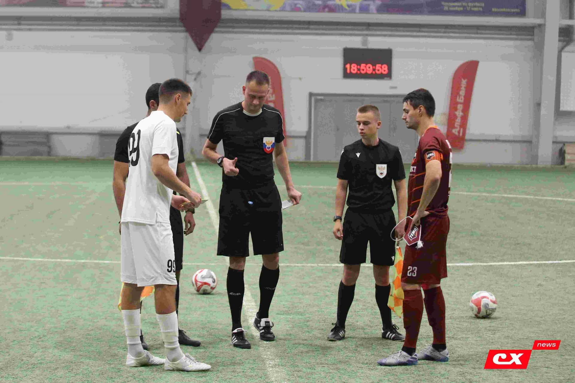 «Темп» 1:1 «КДВ». Третья лига. 26.09.2025. Владимир Мартынов («CX News») и Александр Чёрный («Алтайский спорт») — кадр 151