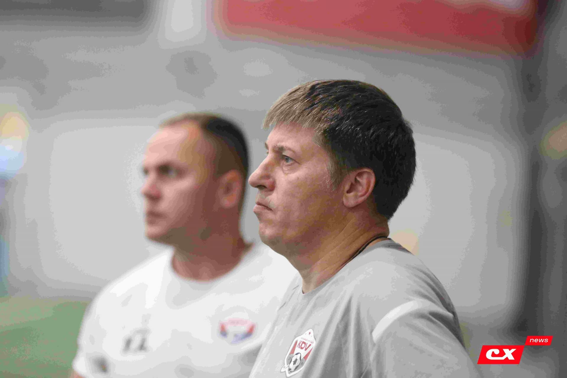 «Темп» 1:1 «КДВ». Третья лига. 26.09.2025. Владимир Мартынов («CX News») и Александр Чёрный («Алтайский спорт») — кадр 152