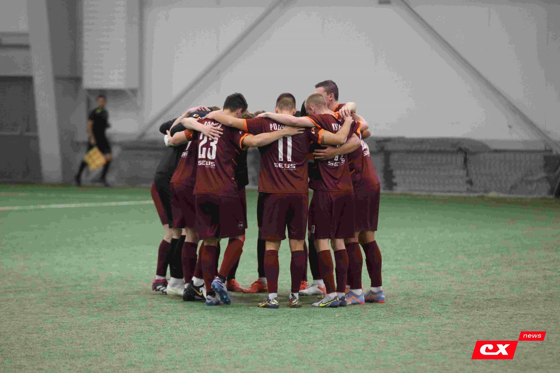 «Темп» 1:1 «КДВ». Третья лига. 26.09.2025. Владимир Мартынов («CX News») и Александр Чёрный («Алтайский спорт») — кадр 156