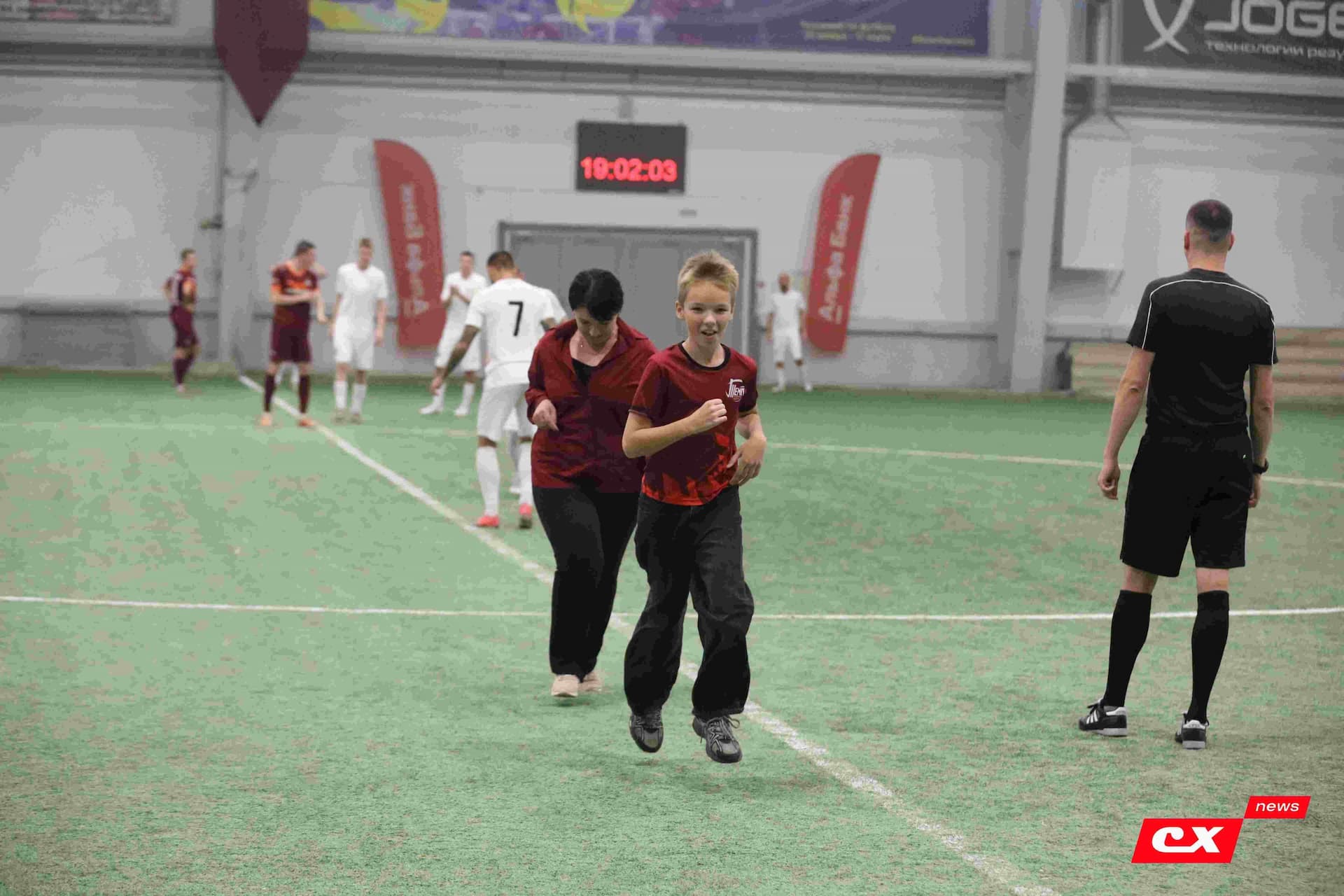 «Темп» 1:1 «КДВ». Третья лига. 26.09.2025. Владимир Мартынов («CX News») и Александр Чёрный («Алтайский спорт») — кадр 163