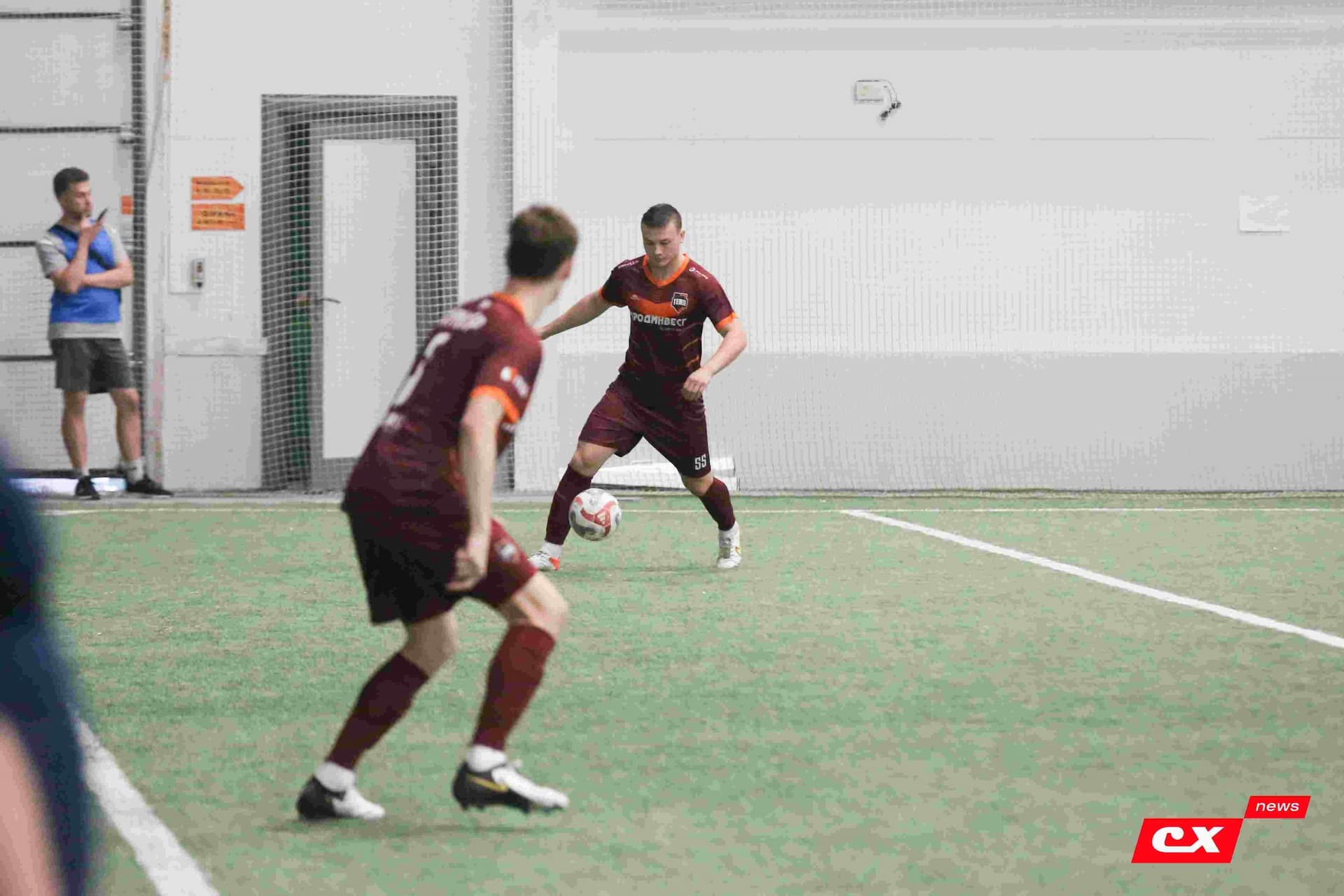 «Темп» 1:1 «КДВ». Третья лига. 26.09.2025. Владимир Мартынов («CX News») и Александр Чёрный («Алтайский спорт») — кадр 167