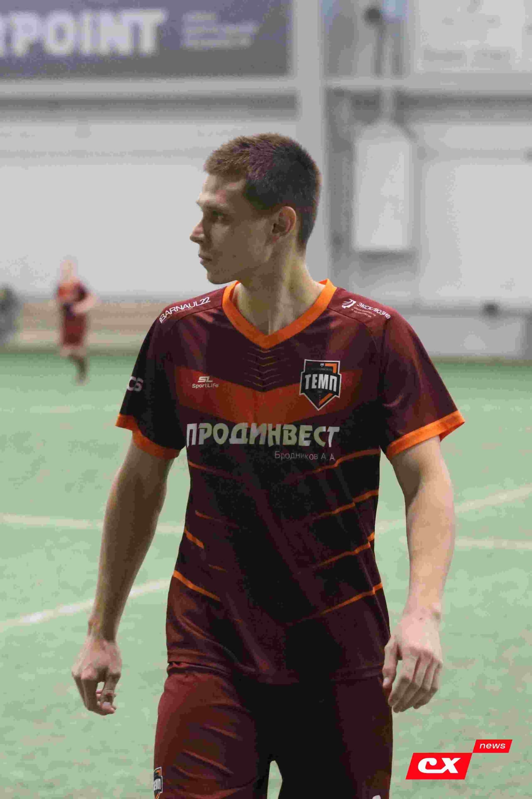 «Темп» 1:1 «КДВ». Третья лига. 26.09.2025. Владимир Мартынов («CX News») и Александр Чёрный («Алтайский спорт») — кадр 168