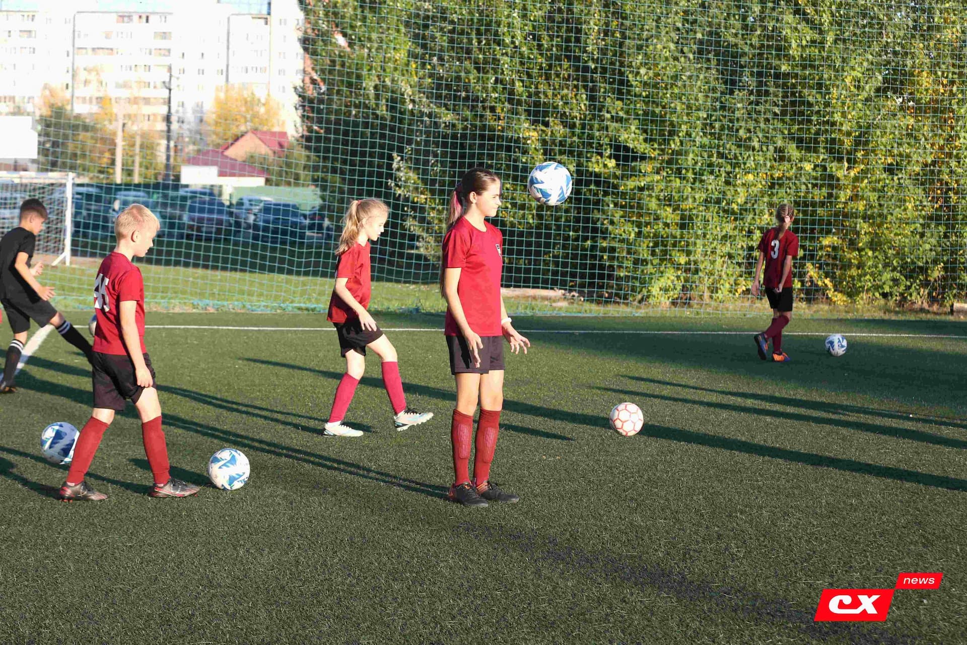 «Темп» 1:1 «КДВ». Третья лига. 26.09.2025. Владимир Мартынов («CX News») и Александр Чёрный («Алтайский спорт») — кадр 22