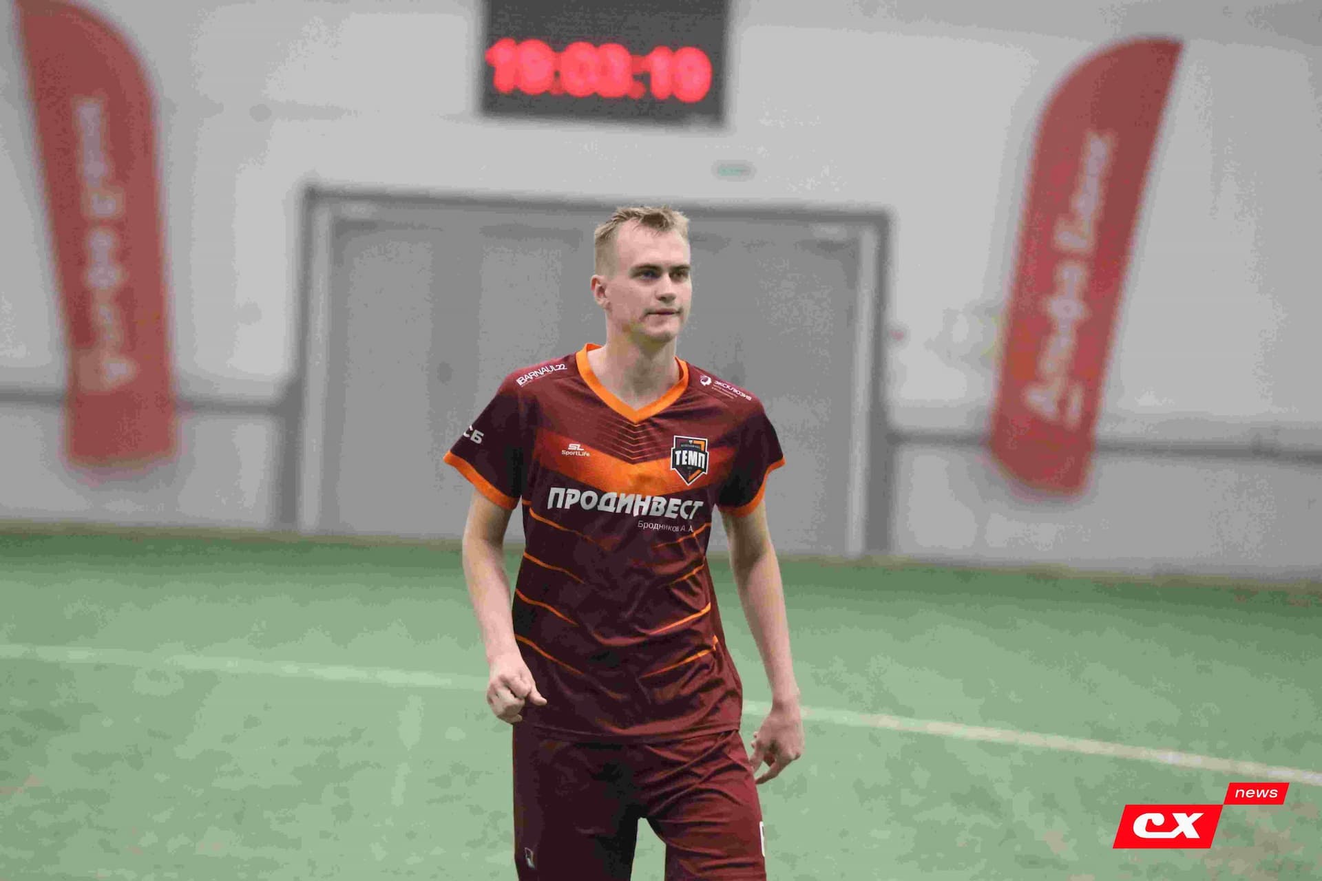 «Темп» 1:1 «КДВ». Третья лига. 26.09.2025. Владимир Мартынов («CX News») и Александр Чёрный («Алтайский спорт») — кадр 170