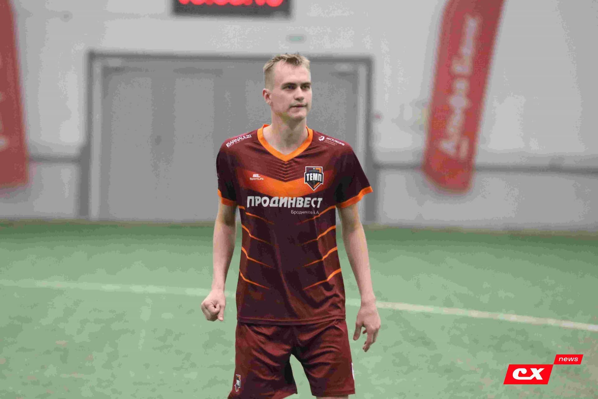 «Темп» 1:1 «КДВ». Третья лига. 26.09.2025. Владимир Мартынов («CX News») и Александр Чёрный («Алтайский спорт») — кадр 171