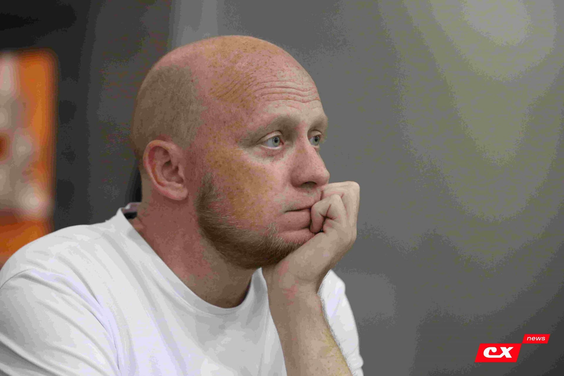 «Темп» 1:1 «КДВ». Третья лига. 26.09.2025. Владимир Мартынов («CX News») и Александр Чёрный («Алтайский спорт») — кадр 175