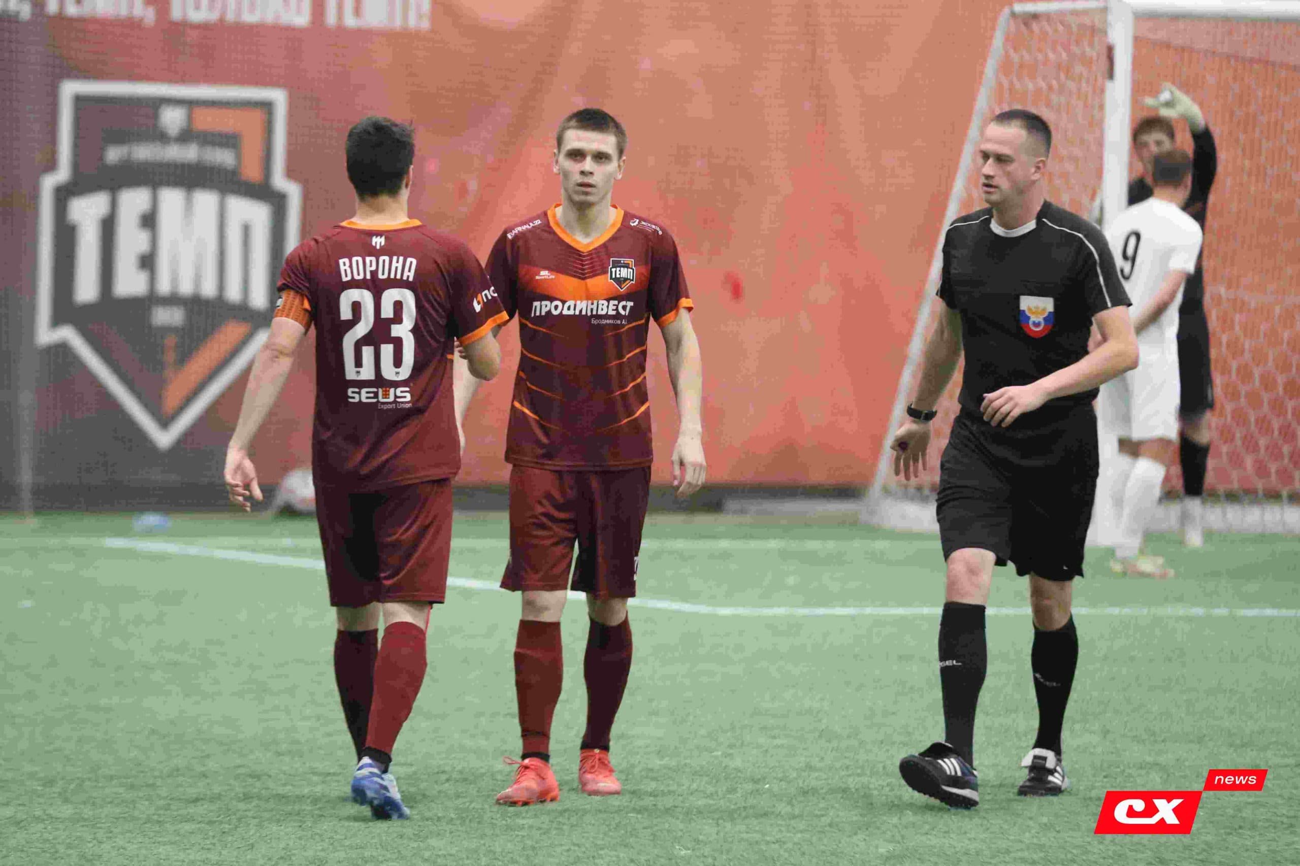 «Темп» 1:1 «КДВ». Третья лига. 26.09.2025. Владимир Мартынов («CX News») и Александр Чёрный («Алтайский спорт») — фото 2