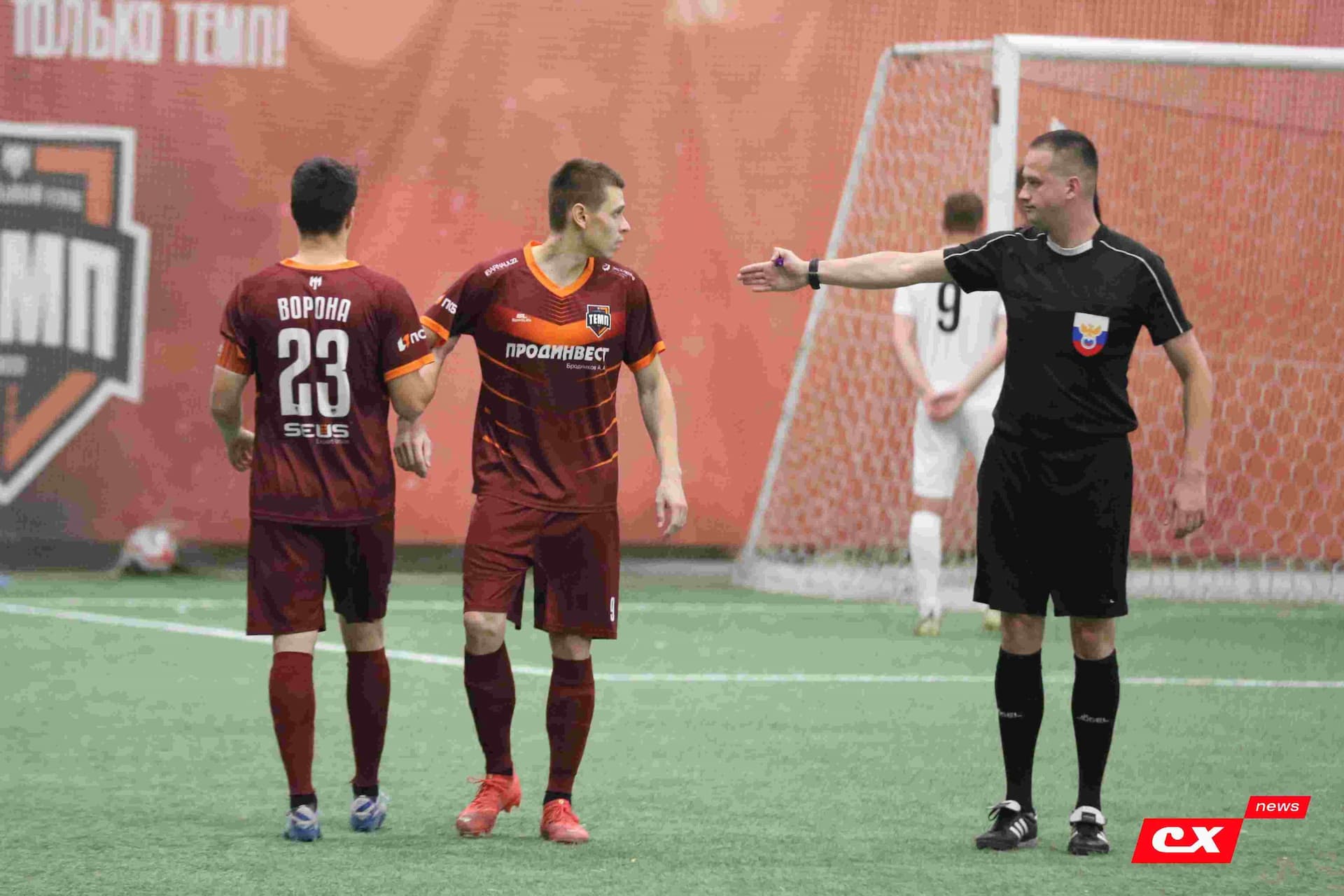 «Темп» 1:1 «КДВ». Третья лига. 26.09.2025. Владимир Мартынов («CX News») и Александр Чёрный («Алтайский спорт») — кадр 181