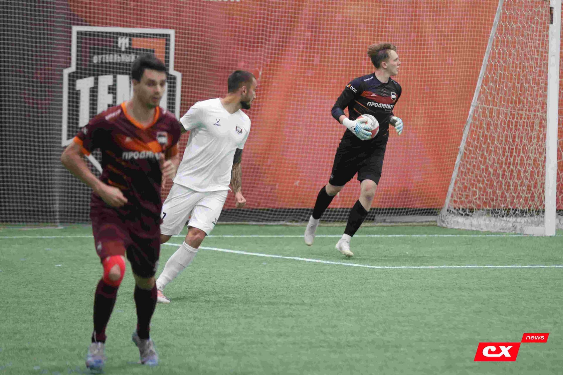 «Темп» 1:1 «КДВ». Третья лига. 26.09.2025. Владимир Мартынов («CX News») и Александр Чёрный («Алтайский спорт») — кадр 184
